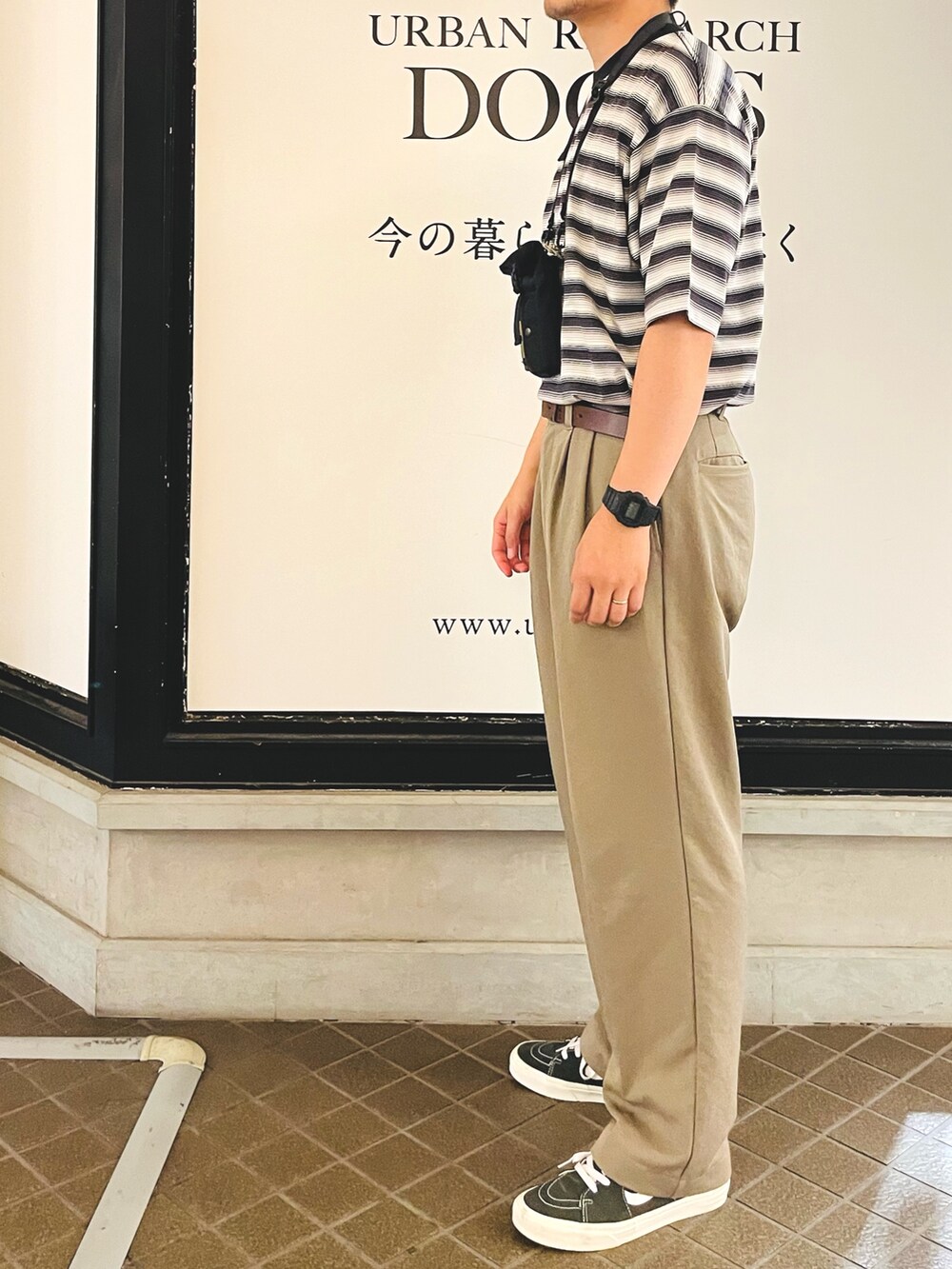 「おしゃ見えテクニック、フェススタイル、お出かけコーデ、スラックス、一枚で決まるTシャツコーデ」｜「URBAN RESEARCH DOORSのアイテム（Tシャツ/カットソー、ブラック系）」を使った、R.Tsujiyamaさん（メンズ・175cm）の夏コーディネートの4枚目の写真