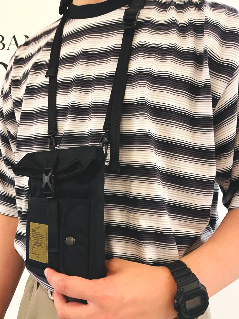 「おしゃ見えテクニック、フェススタイル、お出かけコーデ、スラックス、一枚で決まるTシャツコーデ」｜「URBAN RESEARCH DOORSのアイテム（Tシャツ/カットソー、ブラック系）」を使った、R.Tsujiyamaさん（メンズ・175cm）の夏コーディネートの6枚目の写真