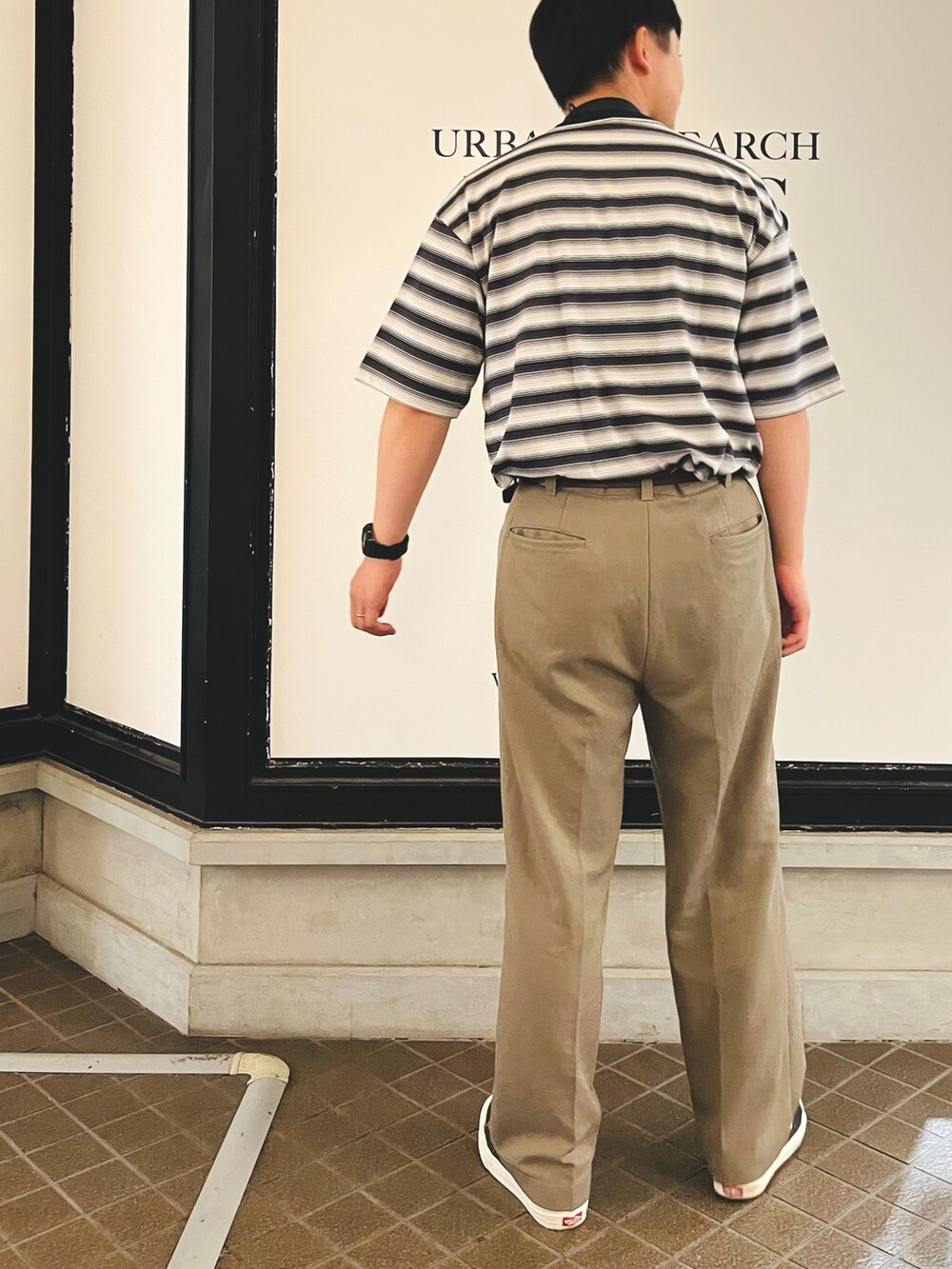 「おしゃ見えテクニック、フェススタイル、お出かけコーデ、スラックス、一枚で決まるTシャツコーデ」｜「URBAN RESEARCH DOORSのアイテム（Tシャツ/カットソー、ブラック系）」を使った、R.Tsujiyamaさん（メンズ・175cm）の夏コーディネートの5枚目の写真