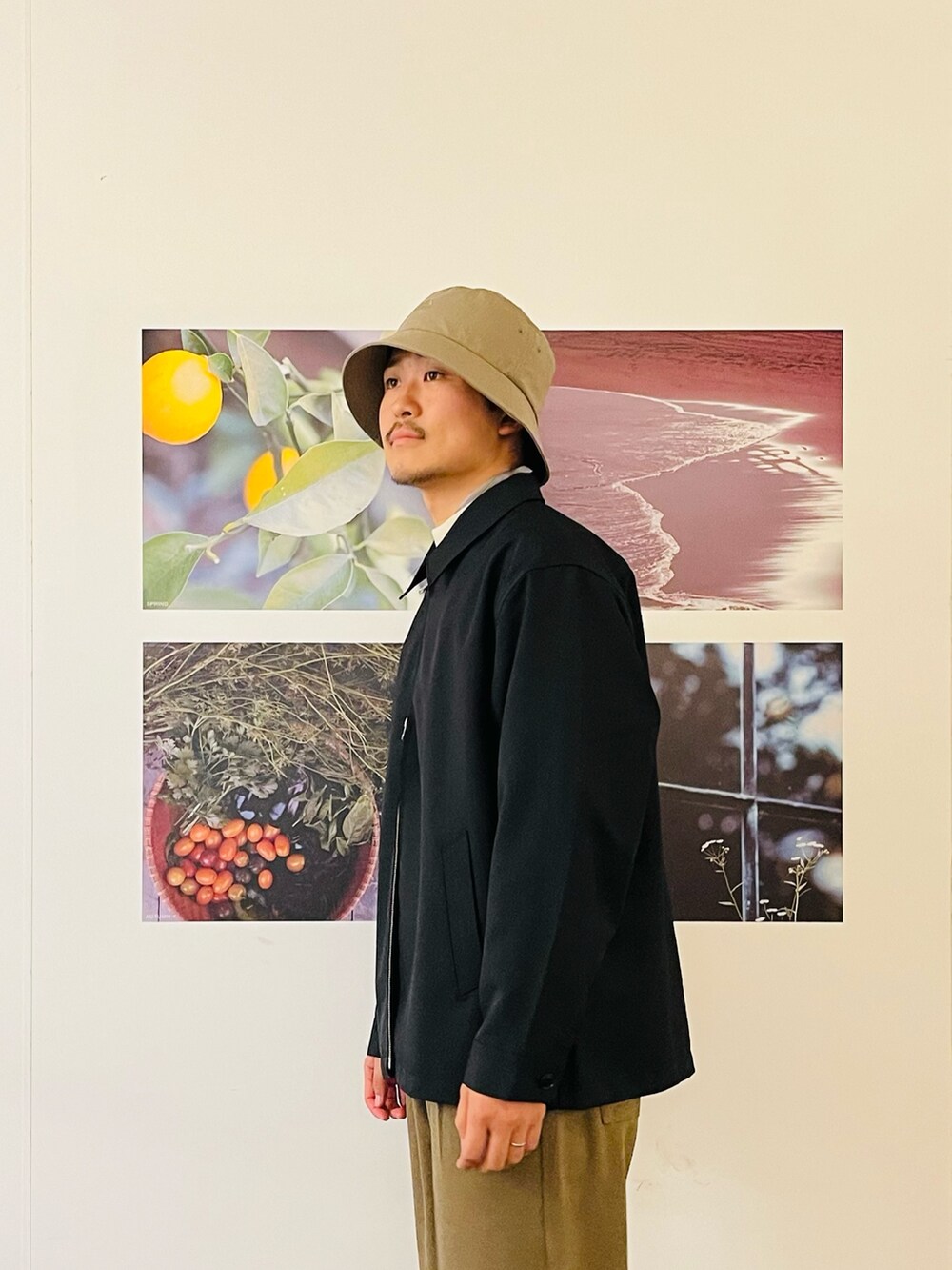 「アーバンリサーチドアーズ、高機能、NOTH FACE、New Balance、ニット、シャツ、ゴアテックス、レイヤードスタイル、スニーカー、秋冬コーデ」｜「URBAN RESEARCH DOORSの『吸水速乾/セットアップ対応』セオアルファハリントンジャケット（ブルゾン、ブルー系）」を使った、R.Tsujiyamaさん（メンズ・175cm）の秋コーディネートの4枚目の写真