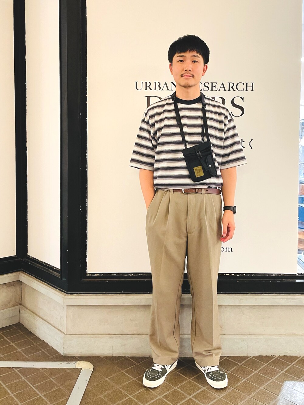 「おしゃ見えテクニック、フェススタイル、お出かけコーデ、スラックス、一枚で決まるTシャツコーデ」｜「URBAN RESEARCH DOORSのアイテム（Tシャツ/カットソー、ブラック系）」を使った、R.Tsujiyamaさん（メンズ・175cm）の夏コーディネートの2枚目の写真