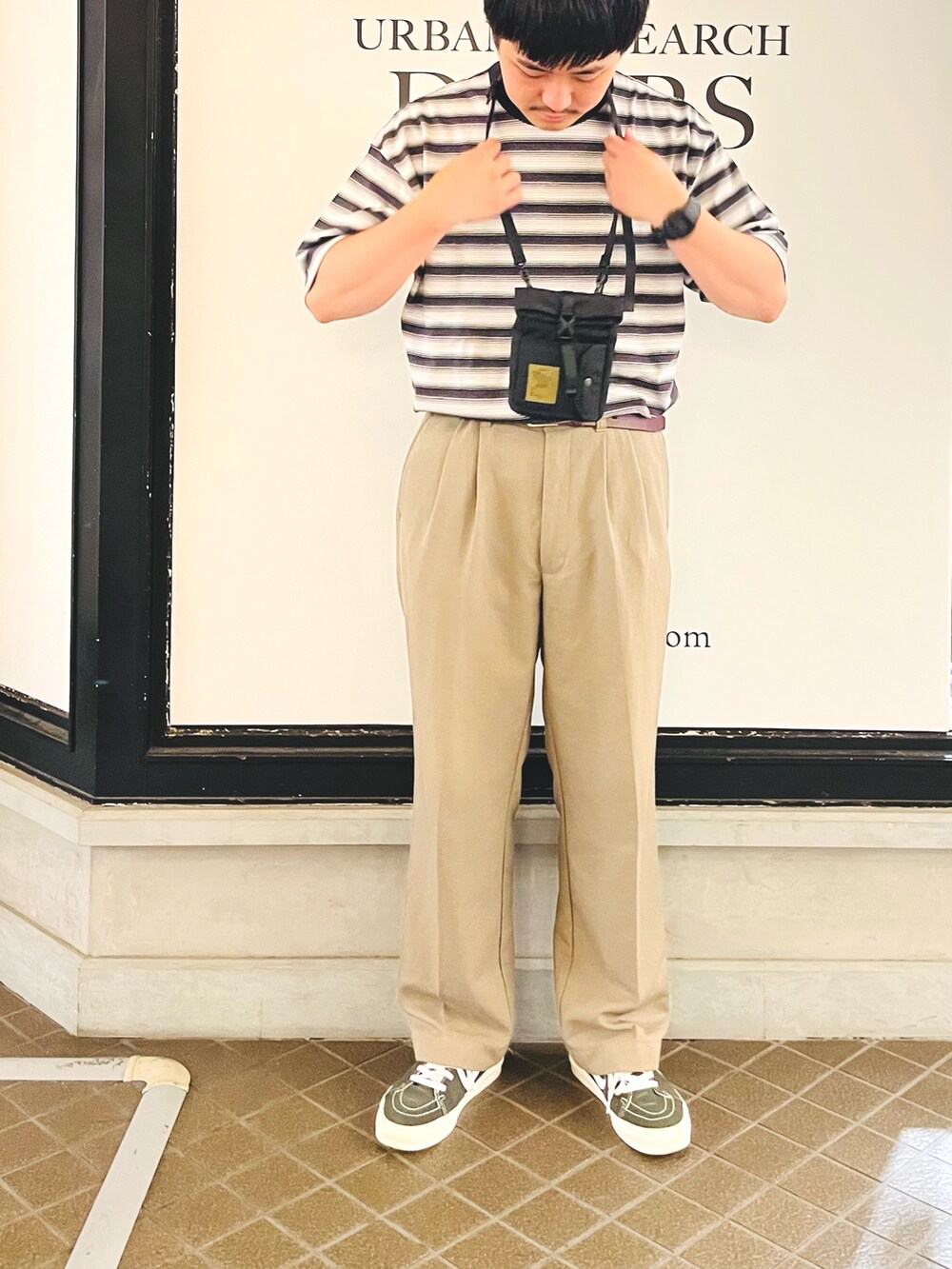 「おしゃ見えテクニック、フェススタイル、お出かけコーデ、スラックス、一枚で決まるTシャツコーデ」｜「URBAN RESEARCH DOORSのアイテム（Tシャツ/カットソー、ブラック系）」を使った、R.Tsujiyamaさん（メンズ・175cm）の夏コーディネートの3枚目の写真