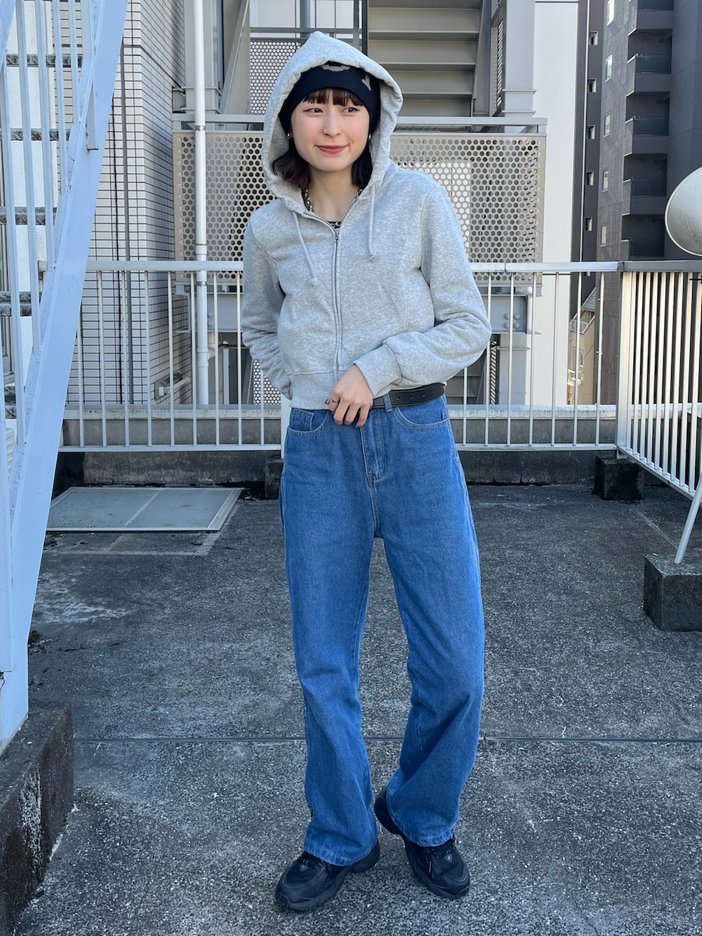 「パーカー、プチプラ、ストリート、ストリートカジュアル、ビーニー、ニット帽、デニムパンツ、冬コーデ、シティーガール、メンズライク、クロップドパーカー、冬アウター、楽チンコーデ」｜「古着のアイテム（デニムパンツ、ブルー系）」を使った、manaさん（骨格ナチュラル・レディース・166cm）の冬コーディネートの3枚目の写真