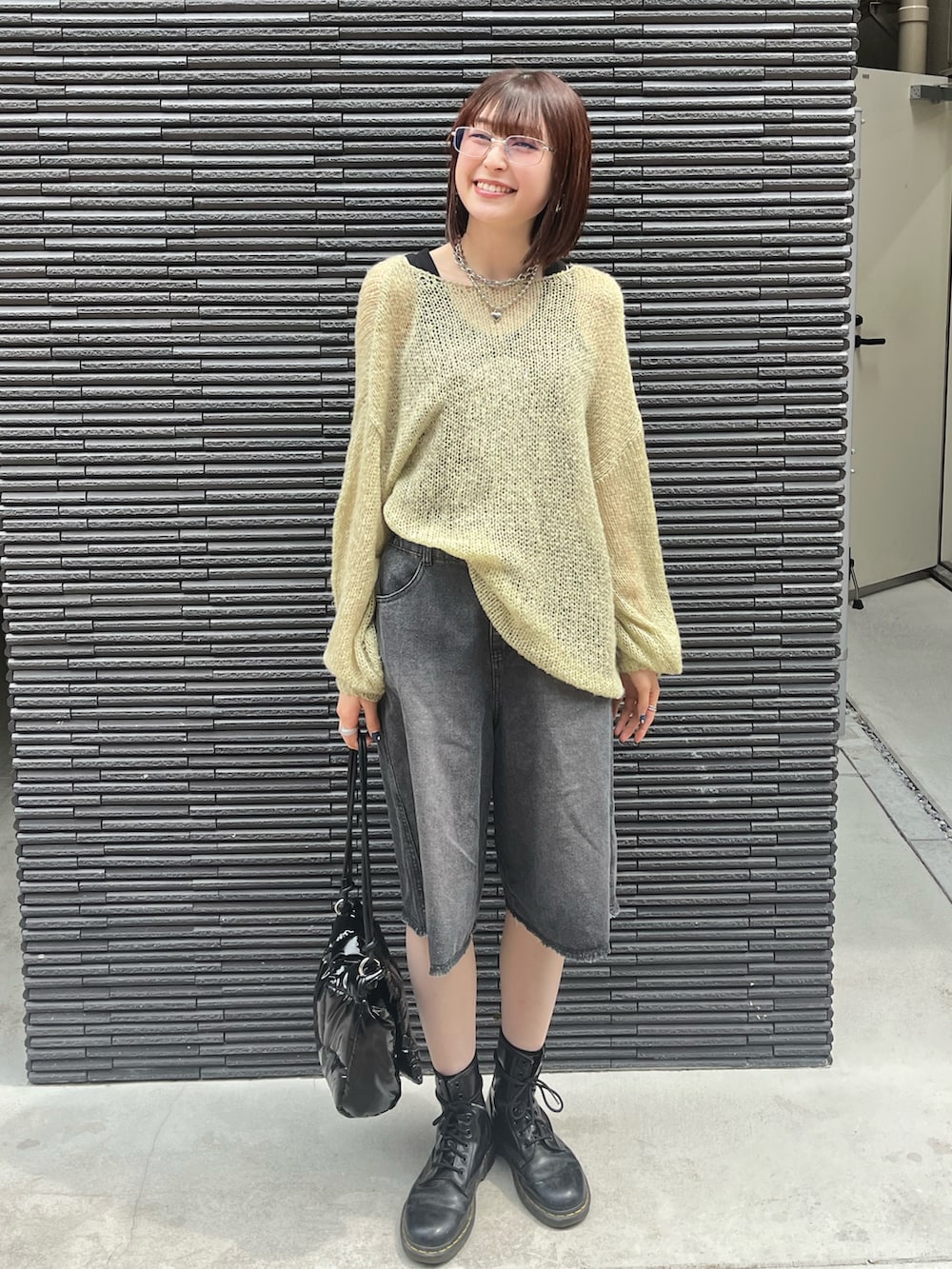 「雨の日コーデ、ハーフパンツ、ハーフデニム、ブーツ、シアーニット、モード、シンプルコーデ、ワイドパンツ、春夏コーデ、めがね、差し色コーデ、プチプラ、しまむら」｜「leimnのローゲージシアーニット（ニット/セーター、グリーン系）」を使った、manaさん（骨格ナチュラル・レディース・166cm）の春コーディネートの2枚目の写真