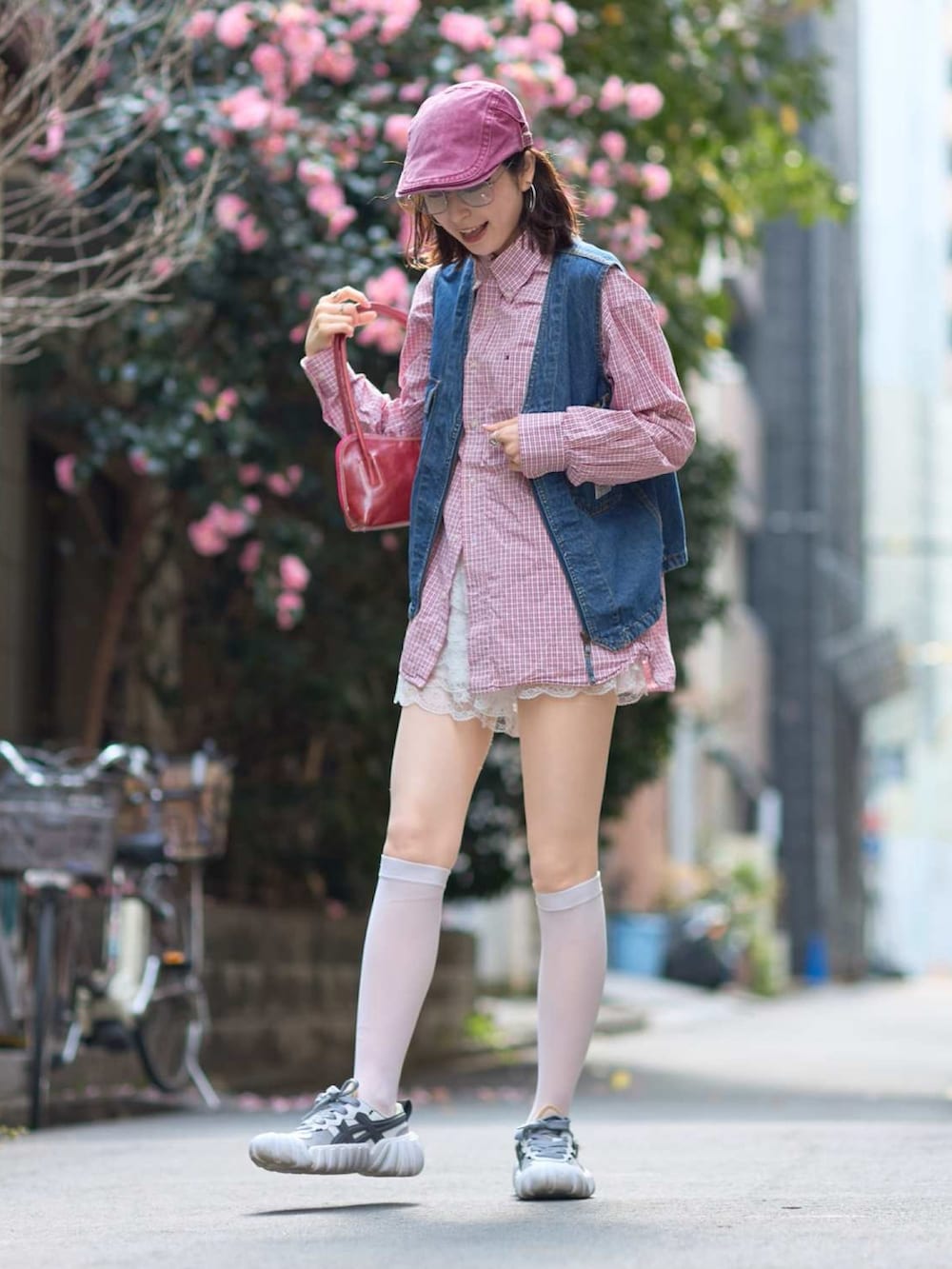 「春めき満開コーデ、春色、ハンチング、デニムベスト、チェックシャツ、差し色コーデ、赤チェック、オニツカタイガー、春コーデ、レースパンツ、古着コーデ、古着MIX、めがね、最近のいい感じコーデ」｜「Onitsuka TigerのDENTIGRE LS / デンティグレ エルエス（スニーカー、ホワイト系）」を使った、manaさん（骨格ナチュラル・レディース・166cm）の春コーディネートの2枚目の写真