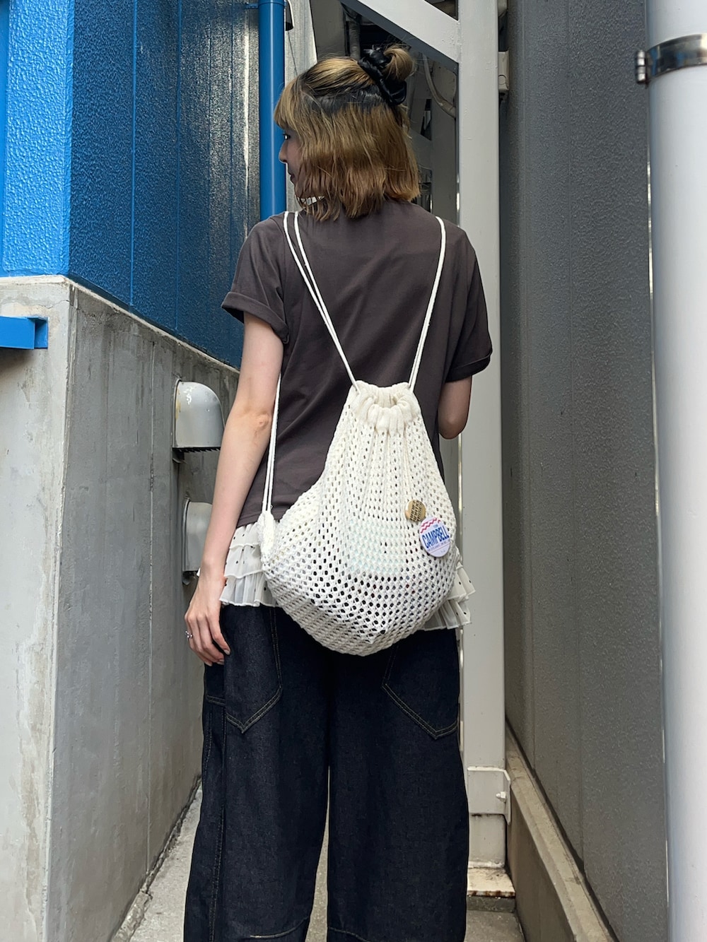 「夏ルックで気分アップ、デニム、バレルレッグジーンズ、ロゴT、レイヤードスタイル、ウィッシュコア、ドット、ナップサック、オニツカタイガー、差し色コーデ、カジュアルガーリー、シティーガール、Tシャツ、夏コーデ」｜「leimnの手書きロゴ刺繍半袖Tシャツ（Tシャツ/カットソー、グレー系）」を使った、manaさん（骨格ナチュラル・レディース・166cm）の夏コーディネートの3枚目の写真