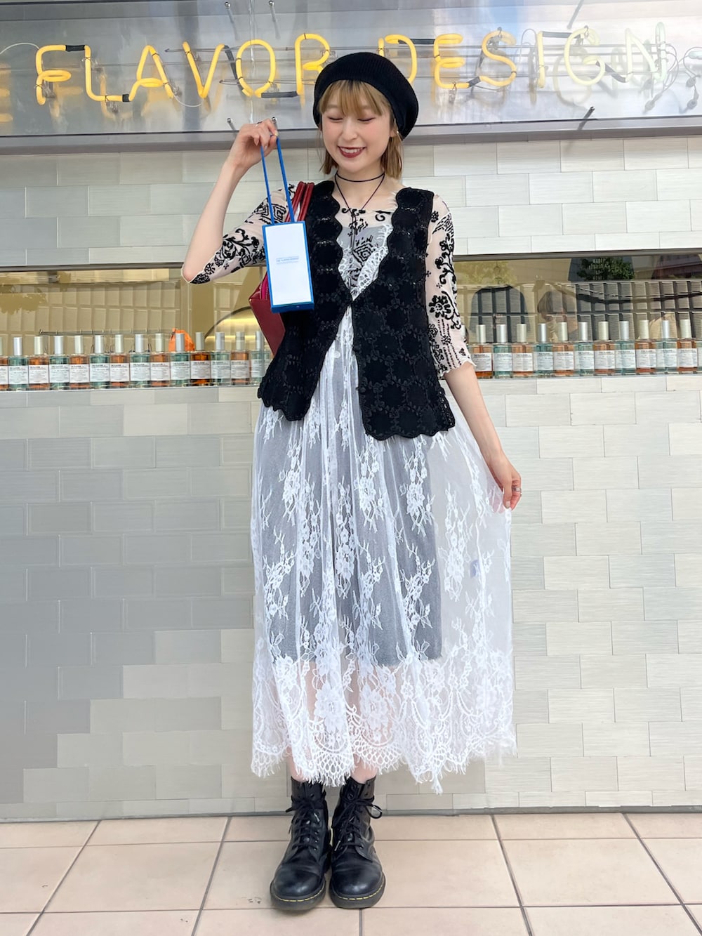 「シアートップス、夏コーデ、秋コーデ、ベレー帽、ベスト、レースワンピース、ブーツ、差し色コーデ、レトロ、古着MIX、モノトーン、古着、レイヤードスタイル、ブラックコーデ、ガーリー」｜「Dr. MartensのDr.Martens （ドクターマーチン） / 8ホールブーツ 1460 8EYE BOOT 11822006（ブーツ、ブラック系）」を使った、manaさん（骨格ナチュラル・レディース・166cm）の夏コーディネートの2枚目の写真