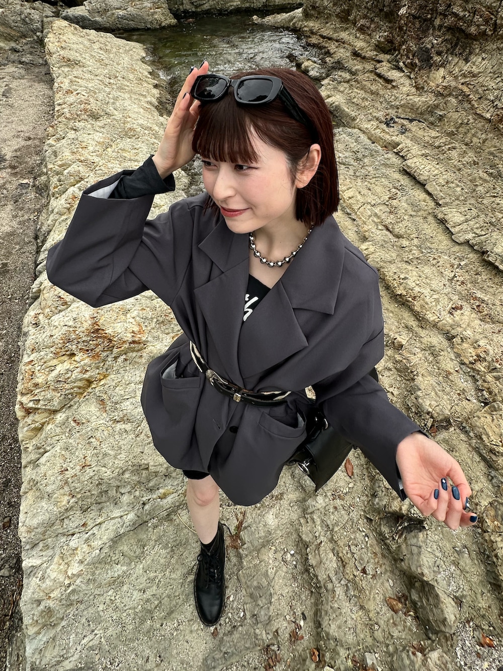 「最近のいい感じコーデ、韓国ファッション、テーラードジャケット、レギンスパンツ、ベルト、モード、春コーデ、ブラックコーデ、サングラス、春アウター、レイヤードスタイル」｜「Dr. MartensのDr.Martens （ドクターマーチン） / 8ホールブーツ 1460 8EYE BOOT 11822006（ブーツ、ブラック系）」を使った、manaさん（骨格ナチュラル・レディース・166cm）の春コーディネートの2枚目の写真