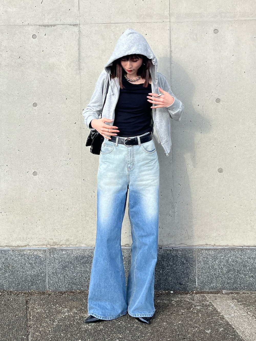「春コーデ、ジップパーカー、パーカー、デニムパンツ、きれいめカジュアル、ラフコーデ、大人コーデ」｜「me+em selectの【 選べる３サイズ／２カラー  】グラデーションヘビーワイドロングデニムパンツ（デニムパンツ、ブルー系）」を使った、manaさん（骨格ナチュラル・レディース・166cm）の春コーディネートの2枚目の写真