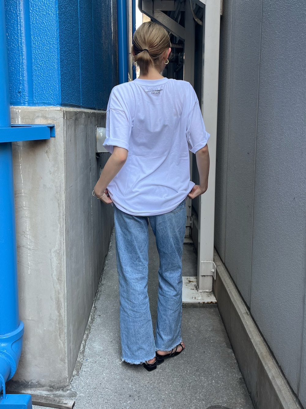 「PR、confirm、コンファーム、ワンポイントT、夏服、メンズファッション、メンズライク、カジュアルコーデ、ZOZOTOWN、ZOZO、トレンドコーデ、Tシャツ、ロゴT、デニムパンツ、夏コーデ」｜「しまむらのアイテム（サンダル、ブラック系）」を使った、manaさん（骨格ナチュラル・レディース・166cm）の夏コーディネートの2枚目の写真