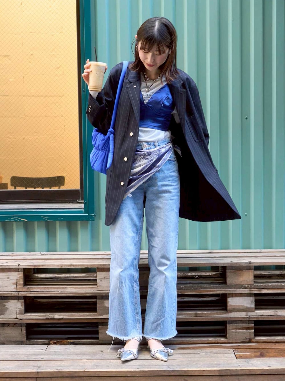 「大人カジュアル、テーラードジャケット、パンプス、シルバーパンプス、ビスチェ、青、レイヤードスタイル、個性派、シアートップス、ロゴT、デニムジャケット、きれいめカジュアル、差し色コーデ」｜「Kotoeのフリーストラップ ギャザーショルダーバッグ（ショルダーバッグ、ブルー系）」を使った、manaさん（骨格ナチュラル・レディース・166cm）の春コーディネートの2枚目の写真