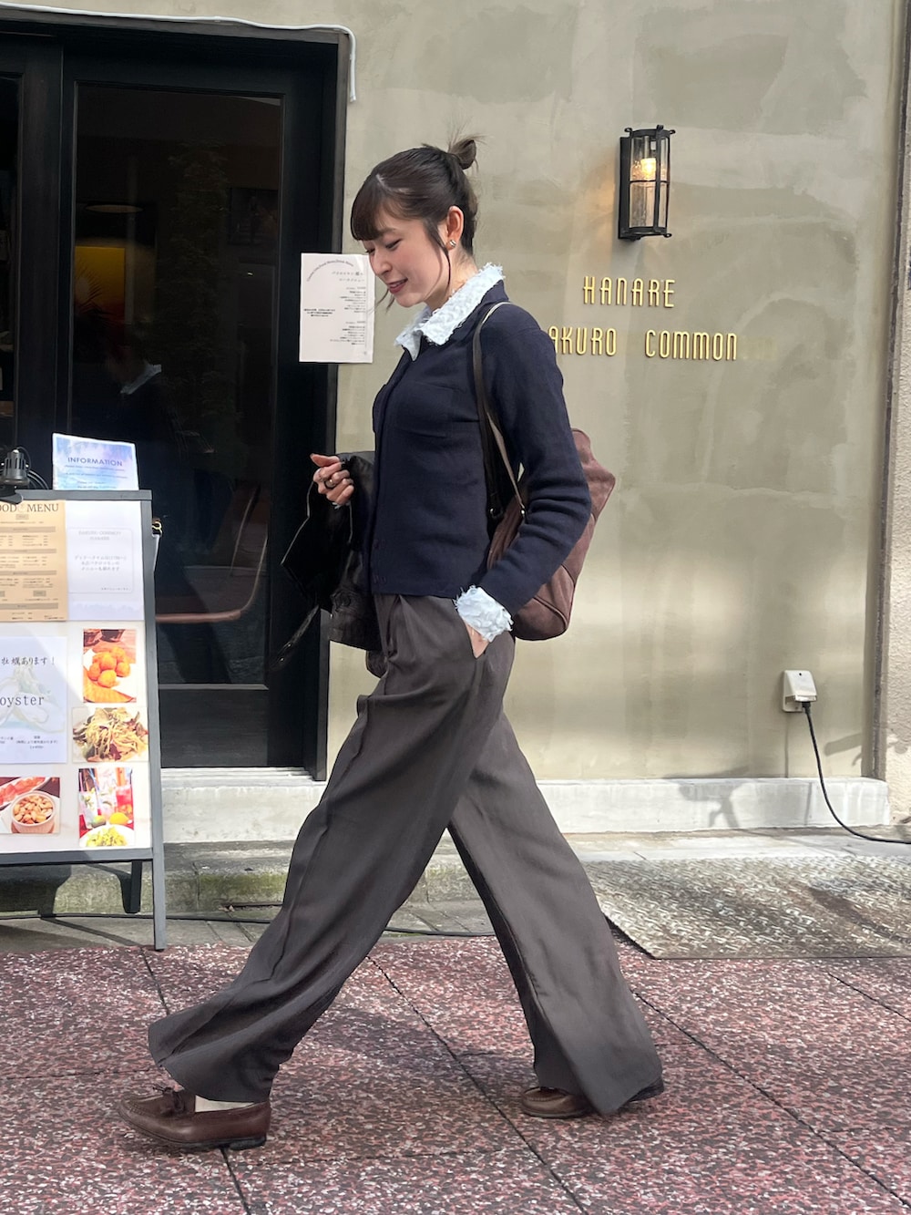 グレー系のスラックス、ブルー系のシャツ/ブラウス、ブルー系のカーディガン/ボレロを着用したレディースの秋コーディネートの3枚目の写真