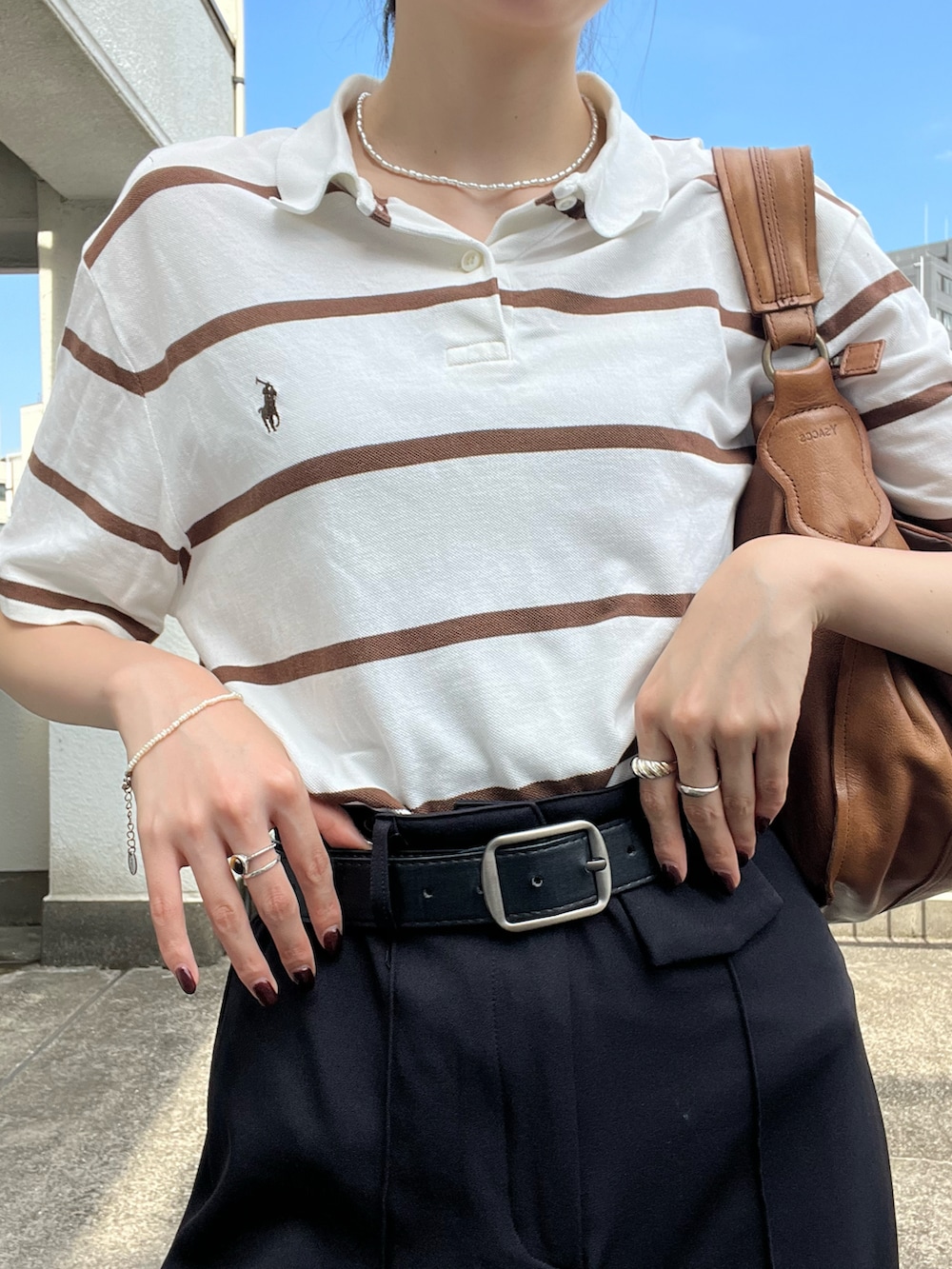 「秋コーデ、ポロシャツ、大人女子、パンツスタイル、秋カラー、スラックス、シティーガール、カジュアル、シンプルスタイル、オニツカタイガー、ラルフローレン、古着MIX、ハンドバッグ、ストライプ、いいね、save、フォローお願いします🤑」｜「POLO RALPH LAURENのアイテム（ポロシャツ、ブラウン系）」を使った、manaさん（レディース・166cm）の秋コーディネートの3枚目の写真