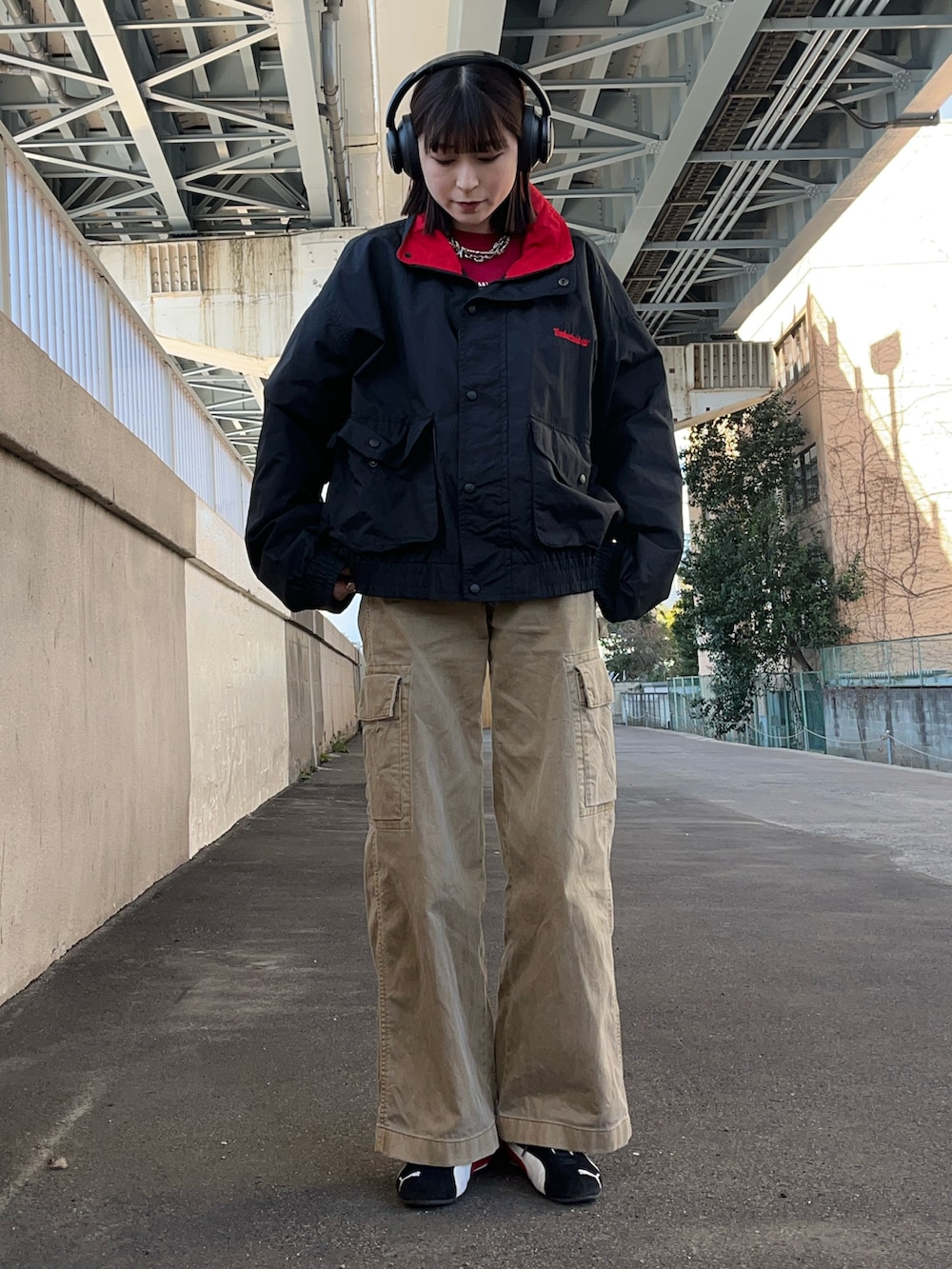 「今日のコーデ、ストリートカジュアル、カジュアル、スピードキャット、カーゴデニム、スウェット、古着MIX、リメイク、ヘッドホン、春コーデ、赤、差し色コーデ、プチプラ、メンズライク、古着コーデ」｜「GAPのローライズ カーゴ バギーカーキパンツ（カーゴパンツ、ブラウン系）」を使った、manaさん（骨格ナチュラル・レディース・166cm）の春コーディネートの2枚目の写真