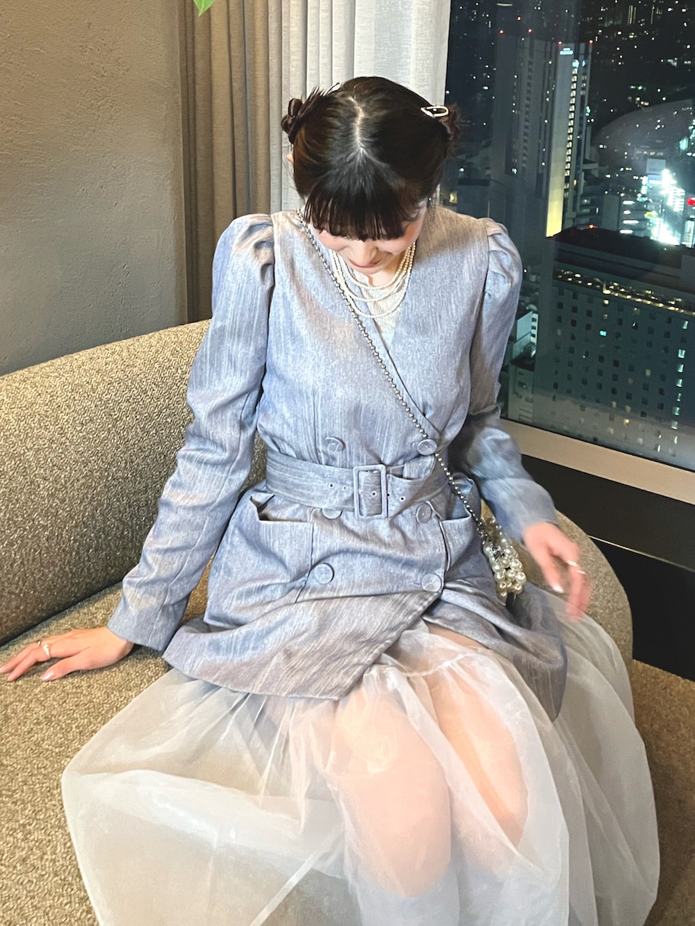 「春めき満開コーデ、パーティー、パーティースタイル、お呼ばれスタイル、ノーカラージャケット、シアーワンピース、シルバーパンプス、ブルーコーデ、ジャケット、パールネックレス、オケージョン、チュールスカート、シアースカート、レイヤードスタイル、ワンピース」｜「VIVIANのポインテッドトゥリボンパンプス（パンプス、シルバー系）」を使った、manaさん（骨格ナチュラル・レディース・166cm）の春コーディネートの2枚目の写真