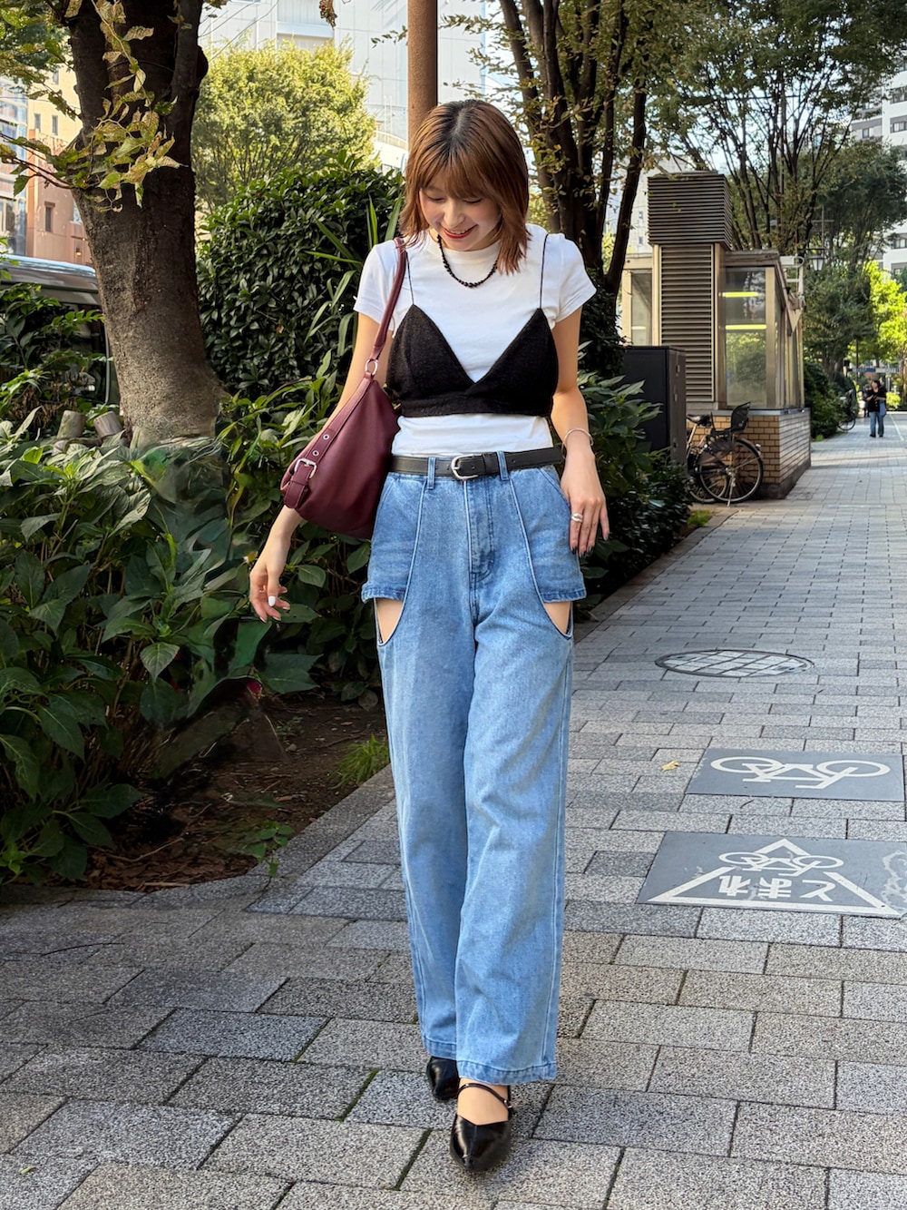 ブラック系のその他トップス、ブルー系のデニムパンツ、レッド系のショルダーバッグを着用したレディースの夏コーディネートの2枚目の写真