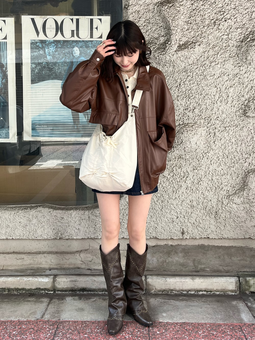「今日のコーデ、シアーニット、デニムスカート、レザージャケット、ウェスタンブーツ、ブーツスタイル、春コーデ、ニットカーディガン、カジュアルガーリー、ブラウン、ミニスカート、レイヤードスタイル、秋コーデ、冬コーデ、デートコーデ」｜「leimnの袖スリットメッシュポロニット（ニット/セーター、ホワイト系）」を使った、manaさん（骨格ナチュラル・レディース・166cm）の春コーディネートの2枚目の写真