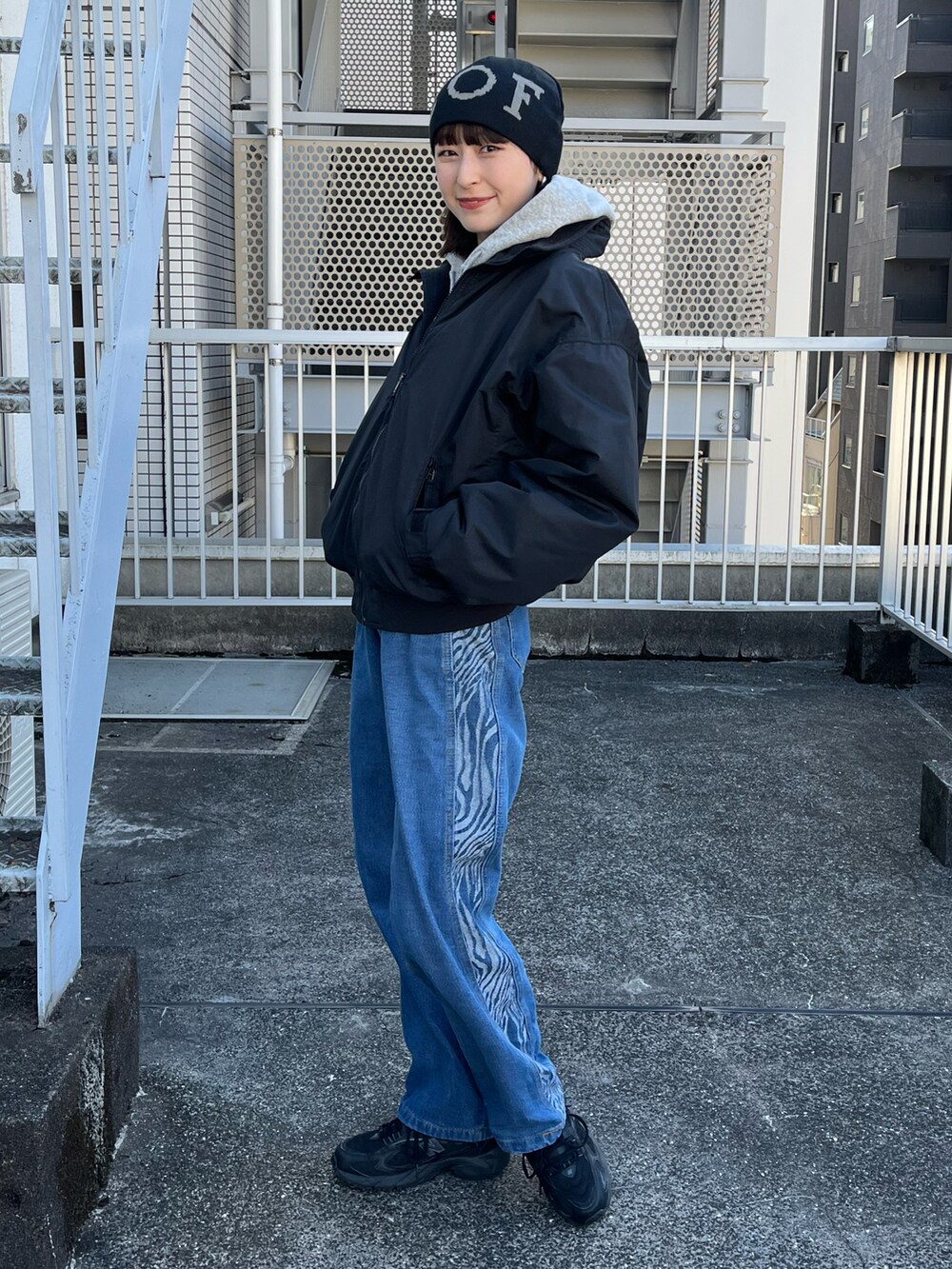 「パーカー、プチプラ、ストリート、ストリートカジュアル、ビーニー、ニット帽、デニムパンツ、冬コーデ、シティーガール、メンズライク、クロップドパーカー、冬アウター、楽チンコーデ」｜「古着のアイテム（デニムパンツ、ブルー系）」を使った、manaさん（骨格ナチュラル・レディース・166cm）の冬コーディネートの2枚目の写真