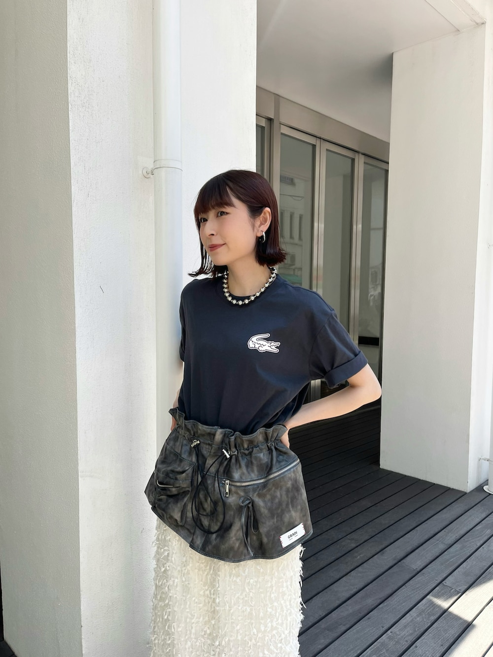 「最近のいい感じコーデ、レイヤードコーデ、LACOSTE、Tシャツ、PR、春コーデ、夏コーデ、ボディバッグ、ロングスカート、シャギースカート、個性派、カジュアルコーデ、ラコステ」｜「Onitsuka TigerのDENTIGRE LS / デンティグレ エルエス（スニーカー、ホワイト系）」を使った、manaさん（骨格ナチュラル・レディース・166cm）の春コーディネートの3枚目の写真