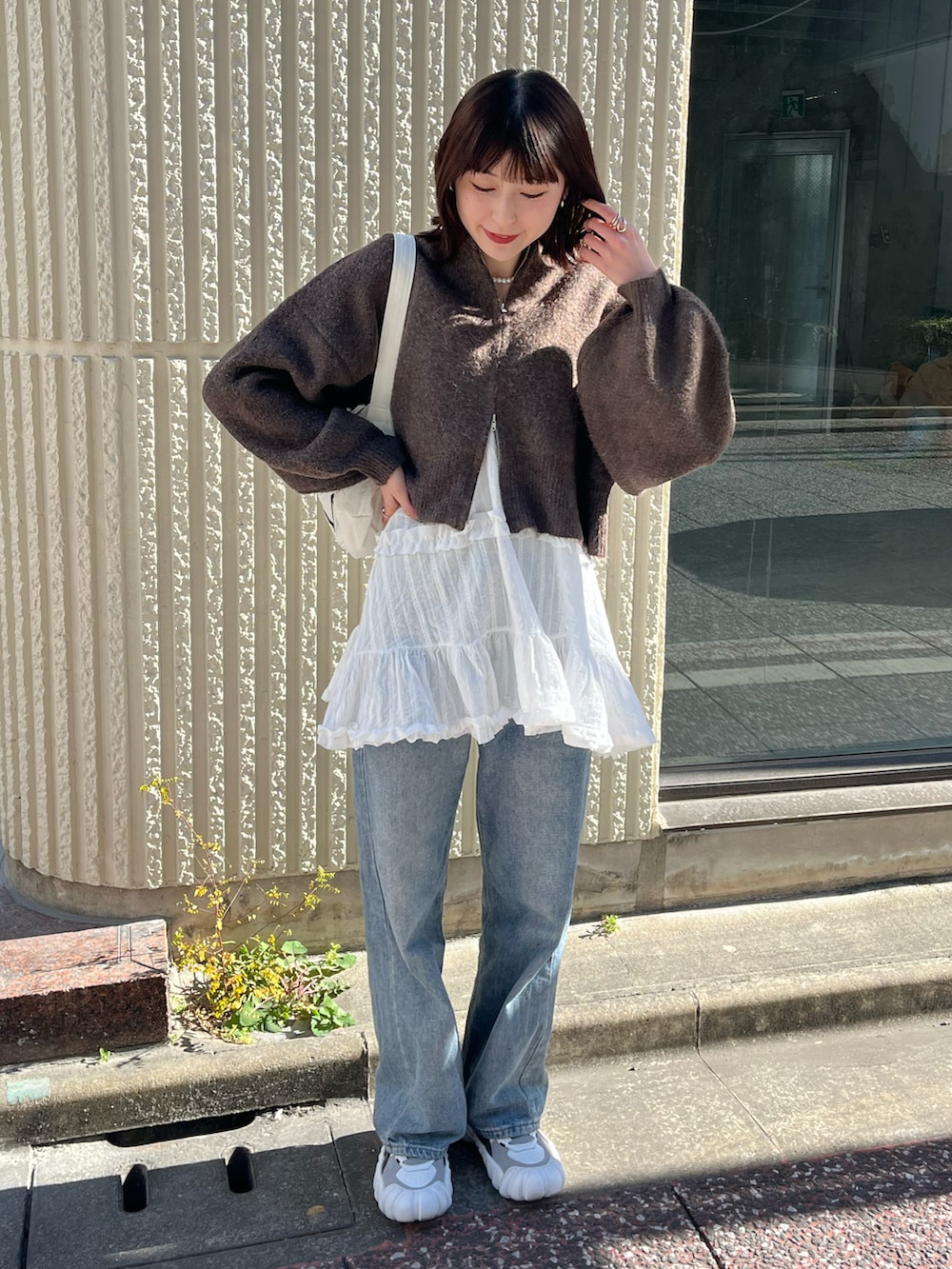「ブラウン、レイヤードスタイル、レースワンピース、キャミワンピ、デニムパンツ、オニツカタイガー、カーディガン、ニットカーディガン、カジュアルガーリー、ニット、厚底シューズ、ロゴバッグ」｜「eachの圧縮ニット風ダブルジップボリュームスリーブパーカー（パーカー、ブラウン系）」を使った、manaさん（骨格ナチュラル・レディース・166cm）の冬コーディネートの2枚目の写真