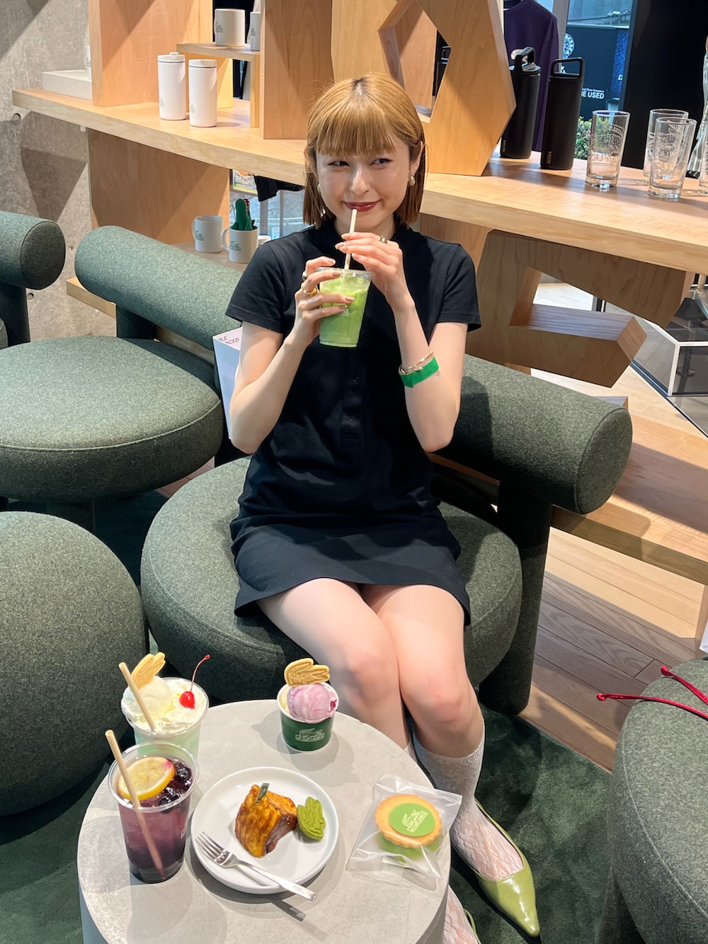 「ラコステ、ポロワンピ、ミニワンピ、夏コーデ、ワンピース、レースソックス、ミュール、キレイめ、韓国ファッション、差し色コーデ、LACOSTE、シンプルコーデ」｜「LACOSTEのアイテム（ワンピース/ドレス、ブラック系）」を使った、manaさん（骨格ナチュラル・レディース・166cm）の夏コーディネートの2枚目の写真