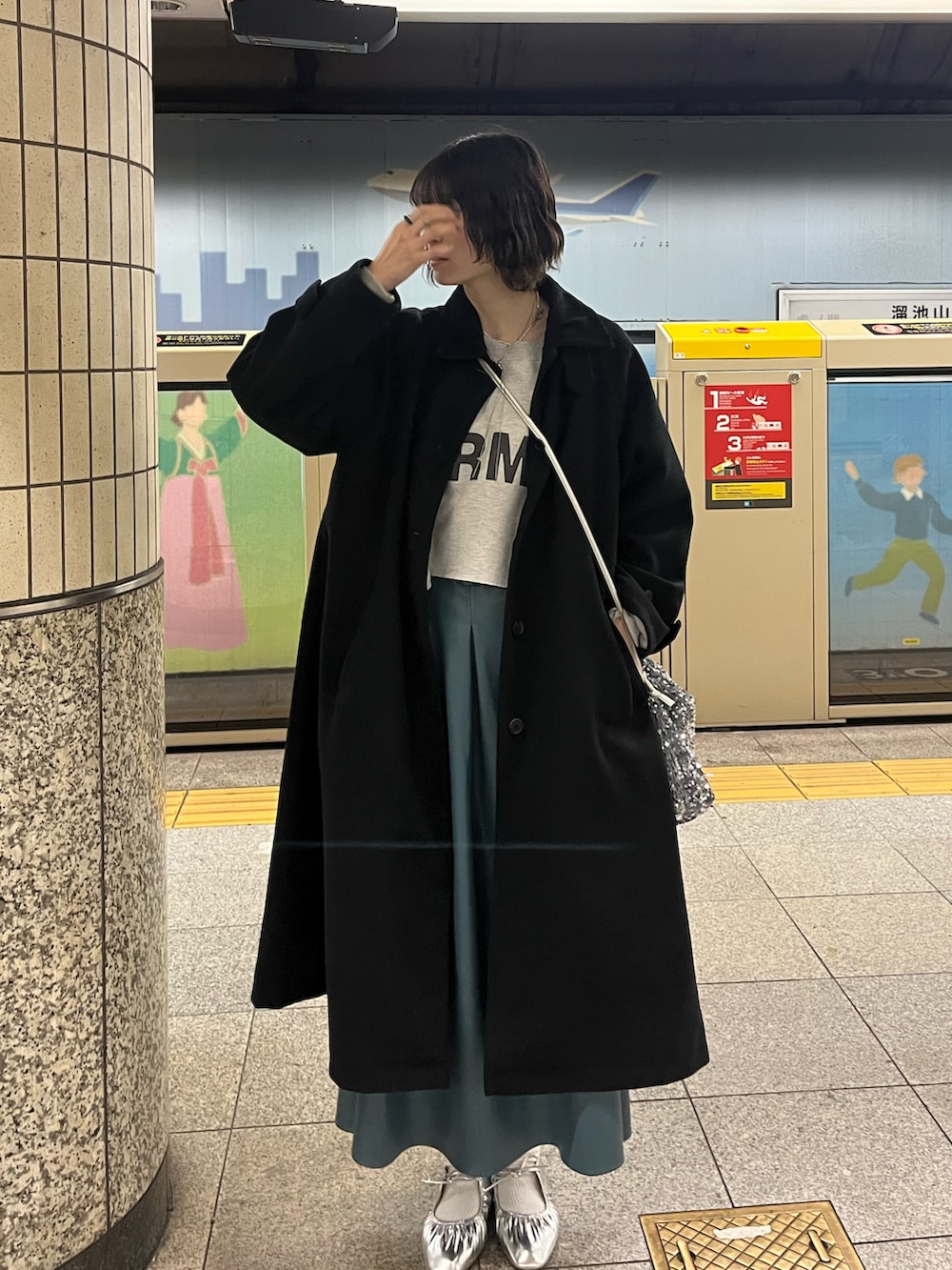 「スウェット、リメイク、リメイク古着、古着MIX、古着、ロングスカート、スパンコール、シルバーバッグ、ファッションを楽しもう、プチプラ、しまむら、シルバーシューズ、冬コーデ、レザースカート、いいね、save、フォローお願いします🤑」｜「古着のアイテム（スウェット、グレー系）」を使った、manaさん（レディース・166cm）の冬コーディネートの2枚目の写真
