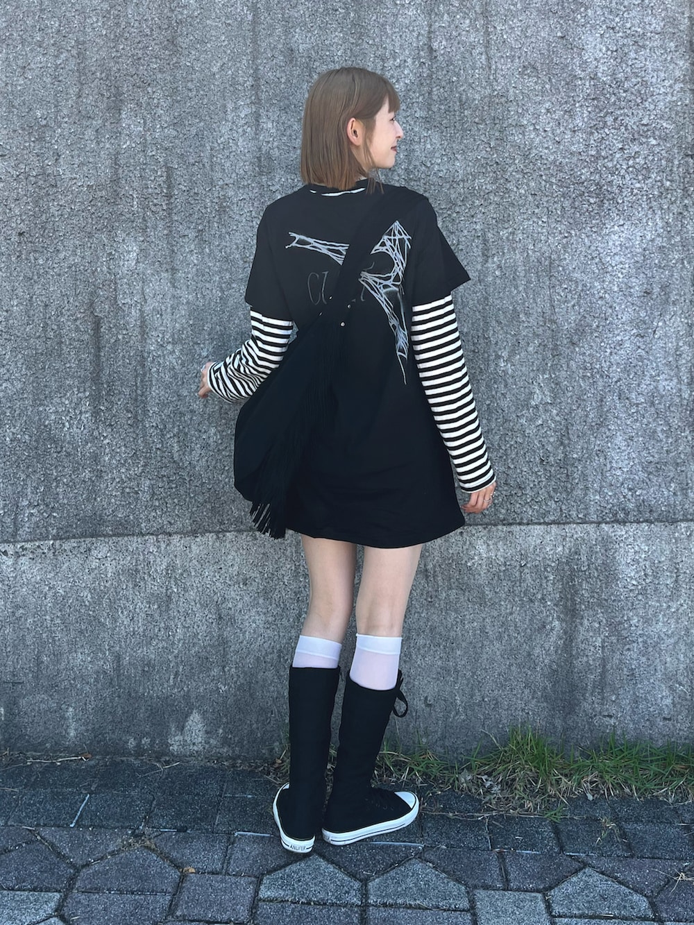 「モノトーン、雨の日コーデ、黒Tシャツ、スニーカーブーツ、レイヤードスタイル、シャツワンピ、ロンT、ボーダー、プチプラ、古着MIX、ショルダーバッグ、シンプルコーデ、モード」｜「古着のアイテム（ワンピース、ブラック系）」を使った、manaさん（骨格ナチュラル・レディース・166cm）の夏コーディネートの2枚目の写真