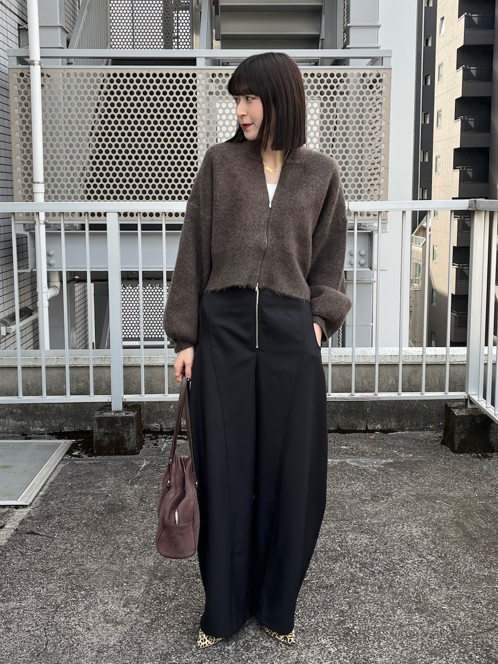 「真冬のあったかスタイル、ブラウン、ニットカーディガン、サルエルパンツ、パンプス、レオパード、きれいめカジュアル、スニーカーパンプス、オトナカジュアル、冬コーデ」｜「eachの圧縮ニット風ダブルジップボリュームスリーブパーカー（パーカー、ブラウン系）」を使った、manaさん（骨格ナチュラル・レディース・166cm）の冬コーディネートの2枚目の写真