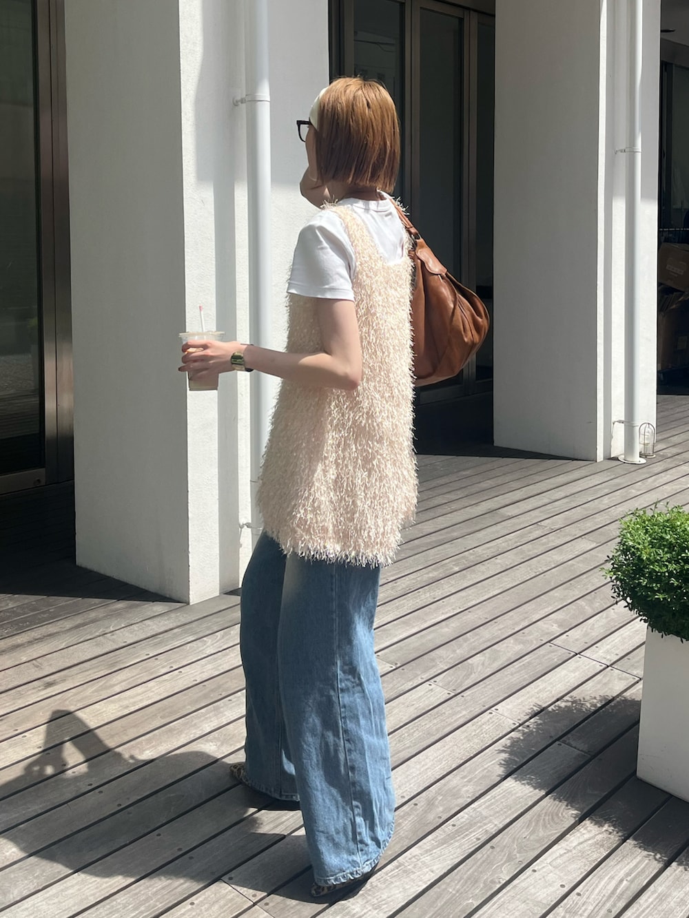 「白Tシャツ、シャギーベスト、シャギー、ヘアバンド、レイヤードスタイル、デニムパンツ、レオパード、ミュール、夏コーデ、休日スタイル、ベスト、オトナカジュアル、韓国ファッション、サンダル」｜「WHO'S WHO galleryの【SLOPPY/スロッピー】スニーカーミュール（パンプス、ブラウン系）」を使った、manaさん（骨格ナチュラル・レディース・166cm）の夏コーディネートの2枚目の写真