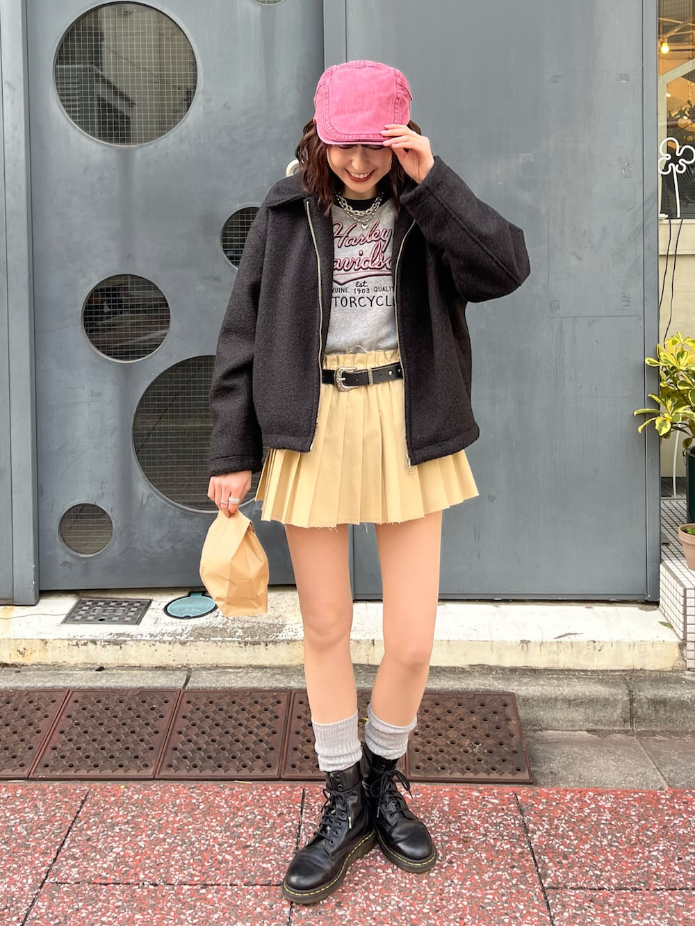 「古着MIX、春コーデ、春めき満開コーデ、ジャケット、プリーツスカート、ブーツ、ハンチング、スウェット、ロゴスウェット、個性派、シティーガール、差し色コーデ、ドクターマーチン」｜「H&Mのアイテム（スカート、ベージュ系）」を使った、manaさん（骨格ナチュラル・レディース・166cm）の春コーディネートの2枚目の写真