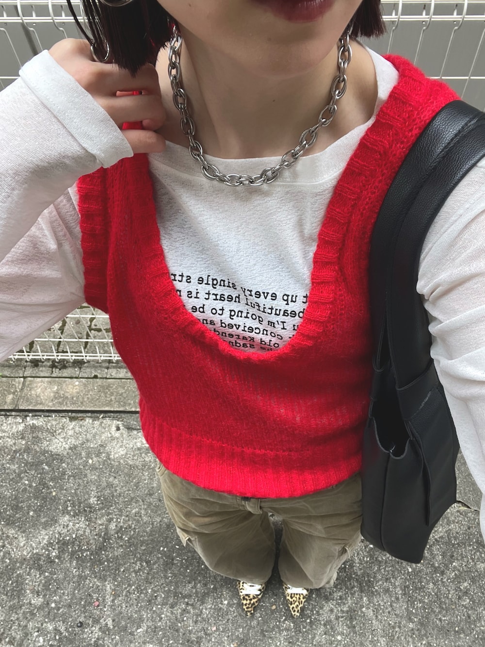 「最近のいい感じコーデ、ハンチング、シアーニット、ニットベスト、シアーTシャツ、シアートップス、カーゴデニム、ベスト、レイヤードスタイル、春コーデ、差し色コーデ、シティーガール、レオパード、ひょう柄、ミュール」｜「GAPのローライズ カーゴ バギーカーキパンツ（カーゴパンツ、ブラウン系）」を使った、manaさん（骨格ナチュラル・レディース・166cm）の春コーディネートの2枚目の写真