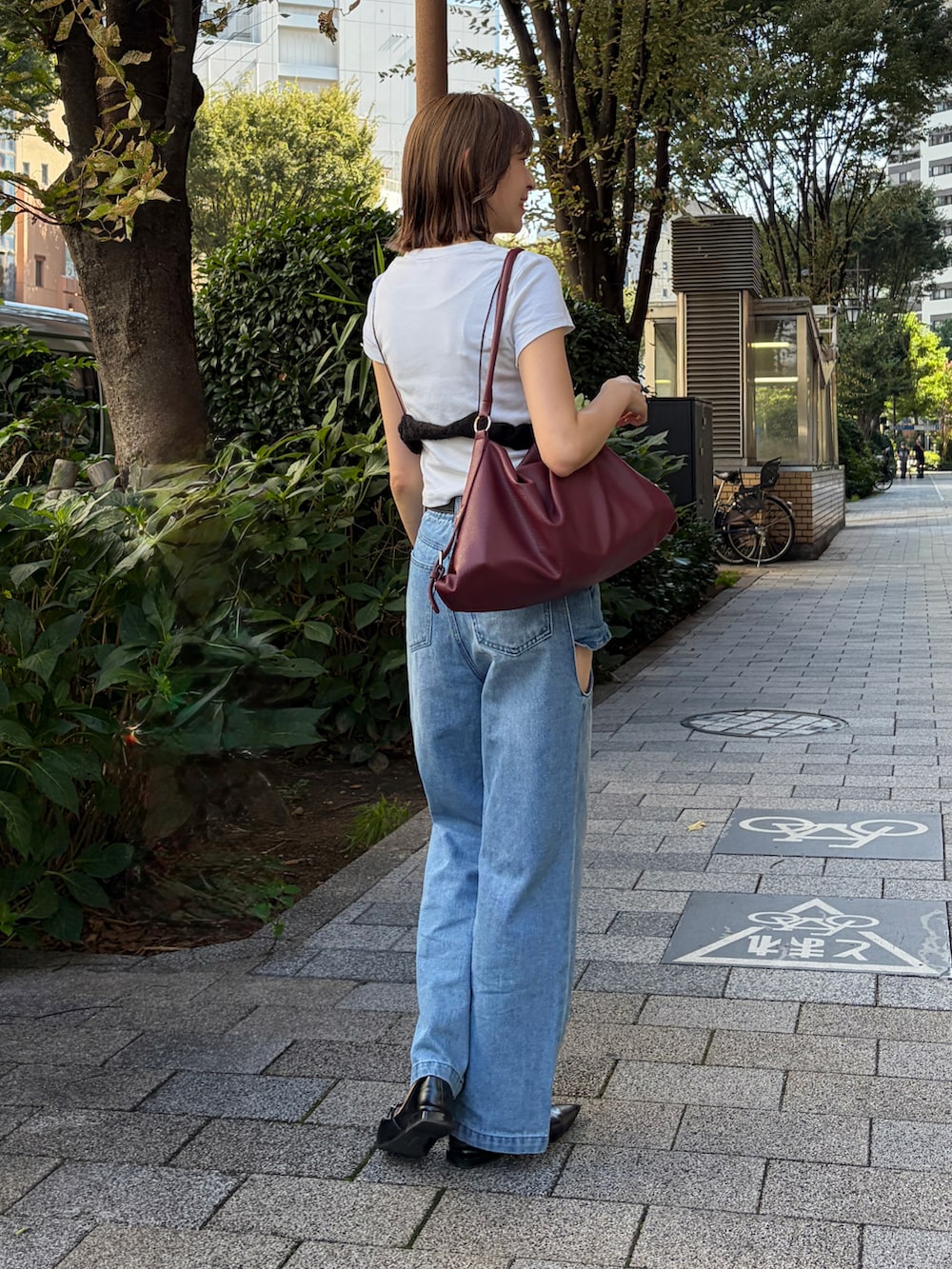 ブラック系のその他トップス、ブルー系のデニムパンツ、レッド系のショルダーバッグを着用したレディースの夏コーディネートの3枚目の写真
