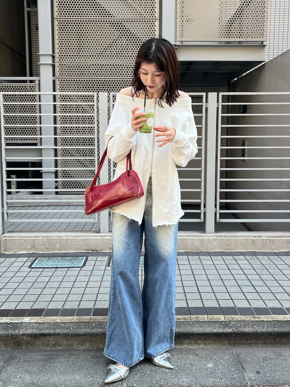 「春めき満開コーデ、春コーデ、オフショル、オフショルスウェット、ダブルジップ、スウェット、パンプス、シルバーパンプス、差し色コーデ、キレイめ、パンツコーデ、デニムパンツ、ゆるコーデ、オトナカジュアル」｜「leimnのワイドネックZIP切りっぱなしスウェット（カーディガン/ボレロ、ホワイト系）」を使った、manaさん（骨格ナチュラル・レディース・166cm）の春コーディネートの2枚目の写真