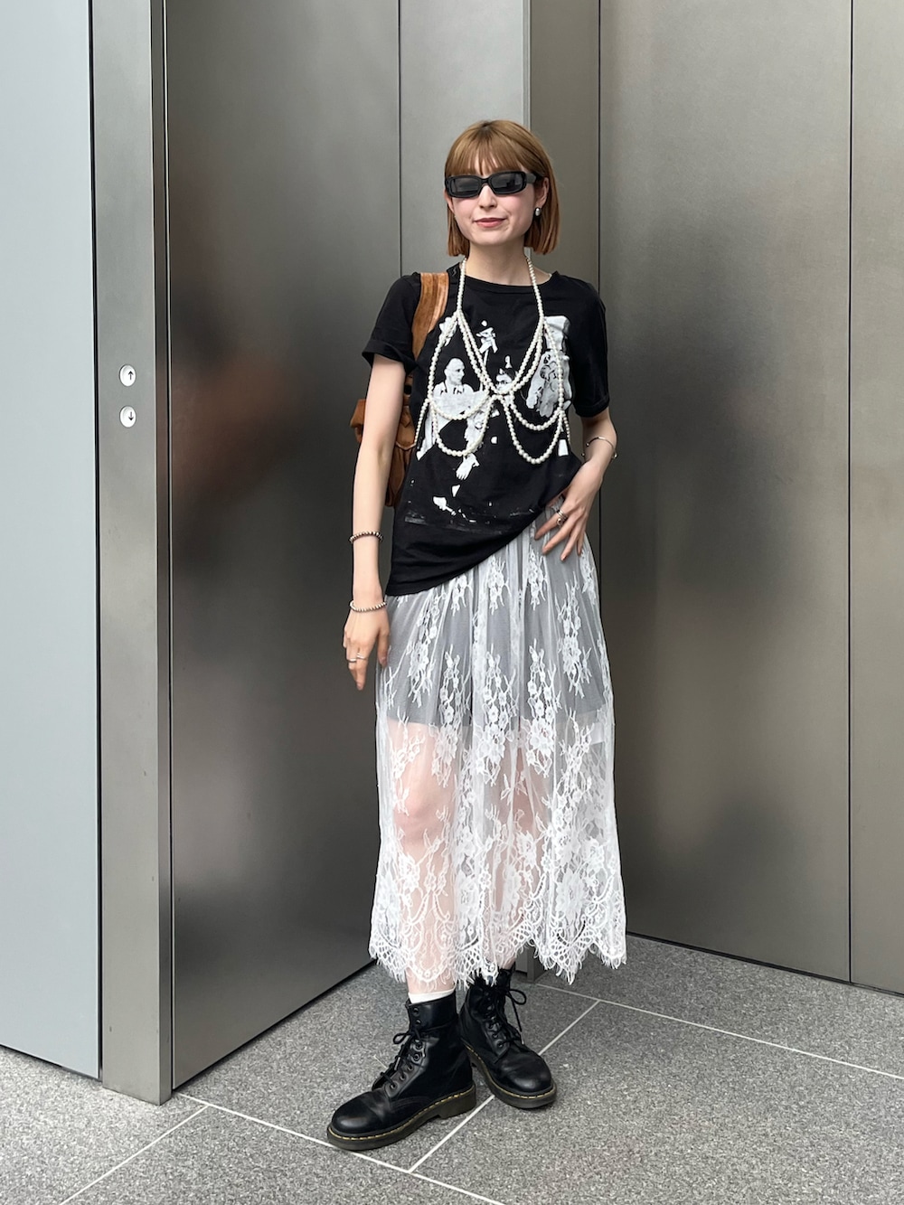 「レイヤードスタイル、黒Tシャツ、古着、古着MIX、Tシャツ、レース、レースワンピース、ブーツ、雨の日コーデ、夏コーデ、モノトーンコーデ、サングラス、パールビスチェ、ビスチェ、プチプラ」｜「Dr. MartensのDr.Martens （ドクターマーチン） / 8ホールブーツ 1460 8EYE BOOT 11822006（ブーツ、ブラック系）」を使った、manaさん（骨格ナチュラル・レディース・166cm）の夏コーディネートの2枚目の写真