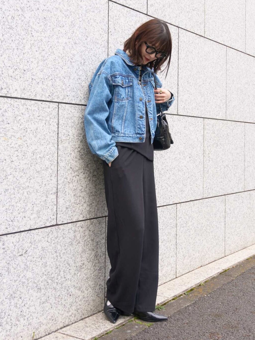 「春服、春アウター、春先取り、デニムジャケット、オールインワン、タートルネック、タートルネックニット、ボーダー、パンプス、ラクチンコーデ、オトナカジュアル、黒縁メガネ、デニム、つなぎ、プチプラ」｜「UNIQLOのアイテム（ニット/セーター、その他）」を使った、manaさん（骨格ナチュラル・レディース・166cm）の冬コーディネートの2枚目の写真