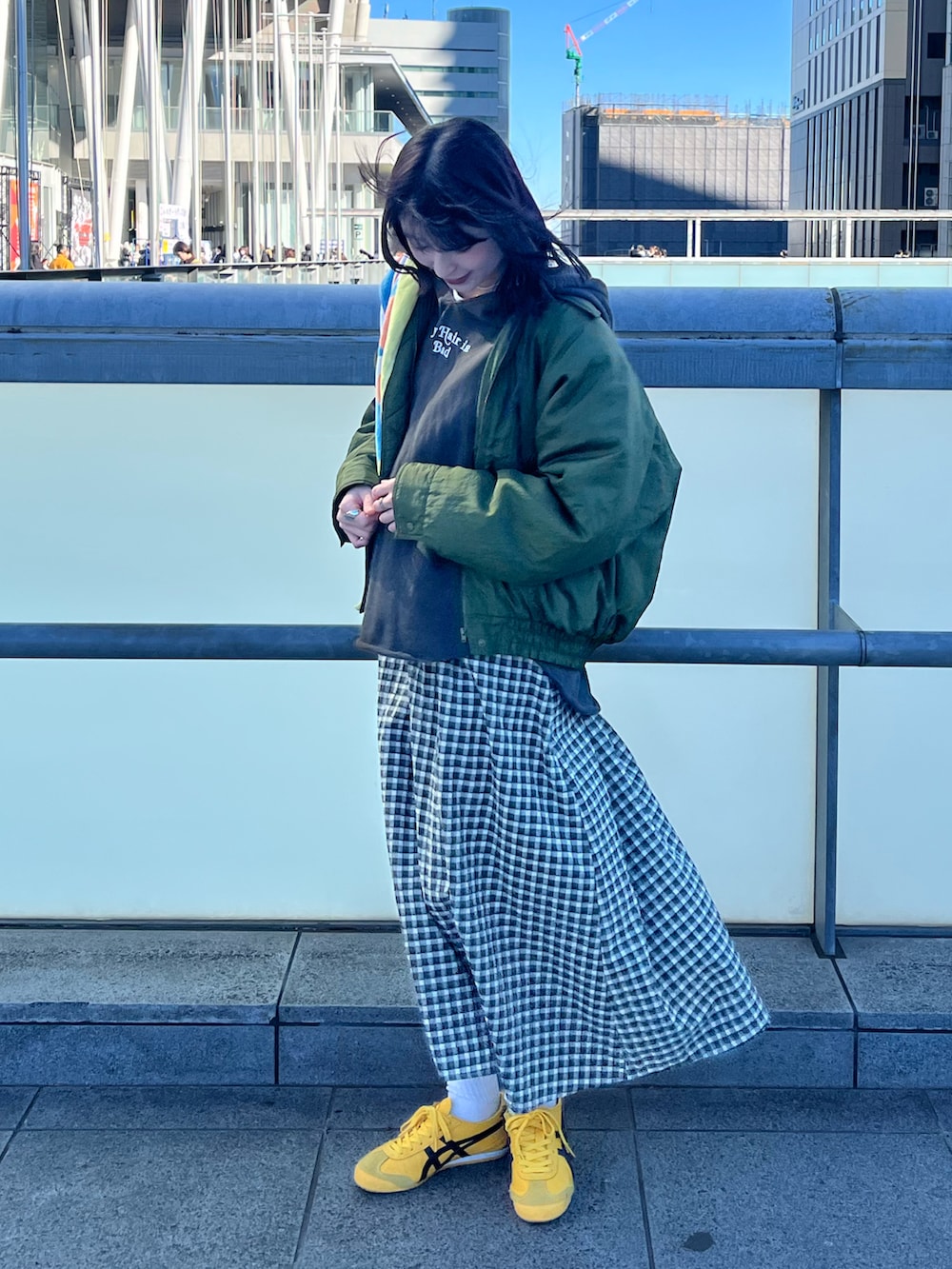 「冬アウター、オニツカタイガー、キャミワンピース、パーカー、オトナカジュアル、ライブコーデ、フェスコーデ、冬フェス、レイヤードスタイル、古着MIX、古着ジャケット、黄色、バンドT、バンドグッズ」｜「VINTAGEのアイテム（ブルゾン、グリーン系）」を使った、manaさん（骨格ナチュラル・レディース・166cm）の冬コーディネートの2枚目の写真