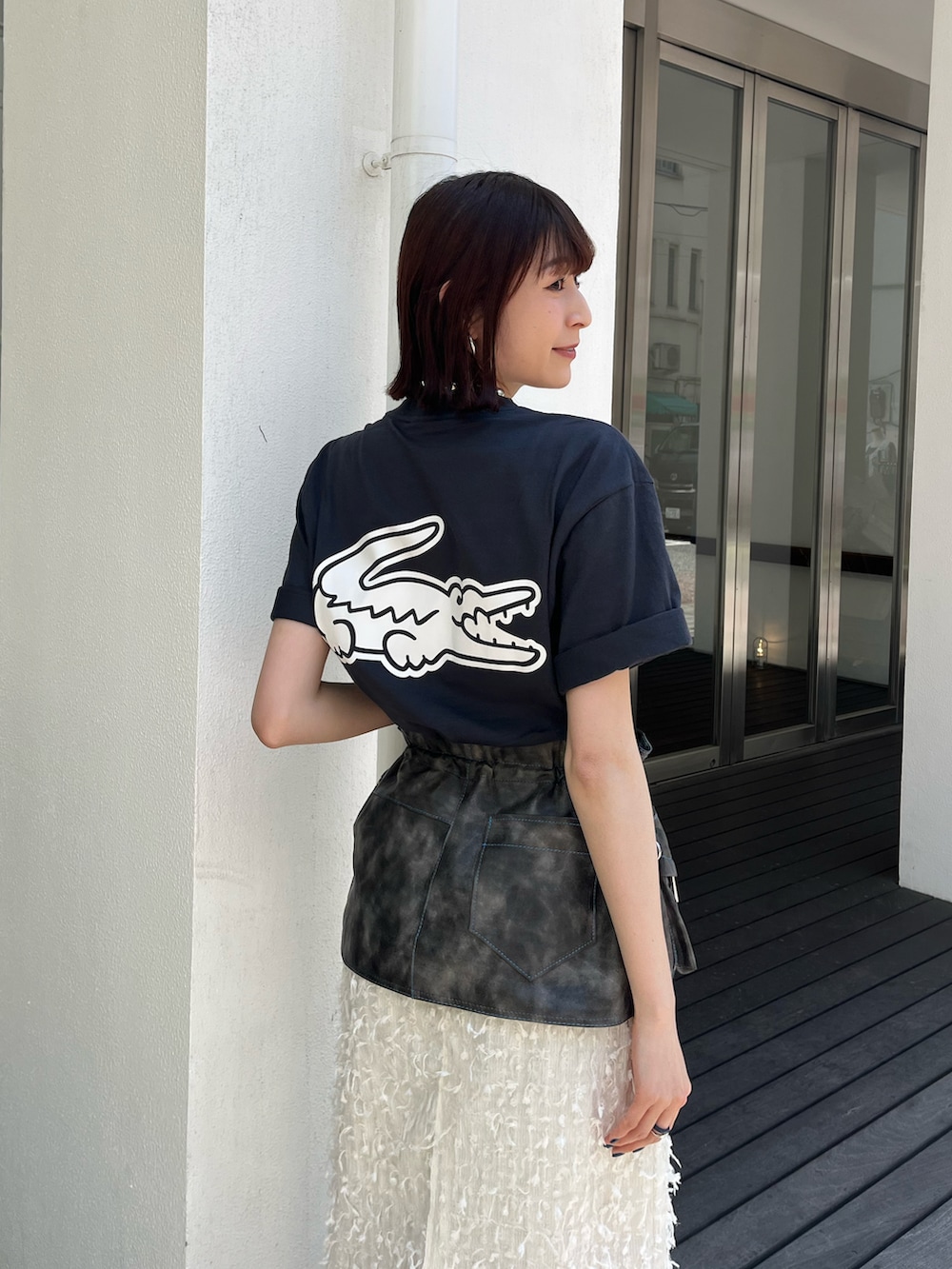「最近のいい感じコーデ、レイヤードコーデ、LACOSTE、Tシャツ、PR、春コーデ、夏コーデ、ボディバッグ、ロングスカート、シャギースカート、個性派、カジュアルコーデ、ラコステ」｜「Onitsuka TigerのDENTIGRE LS / デンティグレ エルエス（スニーカー、ホワイト系）」を使った、manaさん（骨格ナチュラル・レディース・166cm）の春コーディネートの4枚目の写真