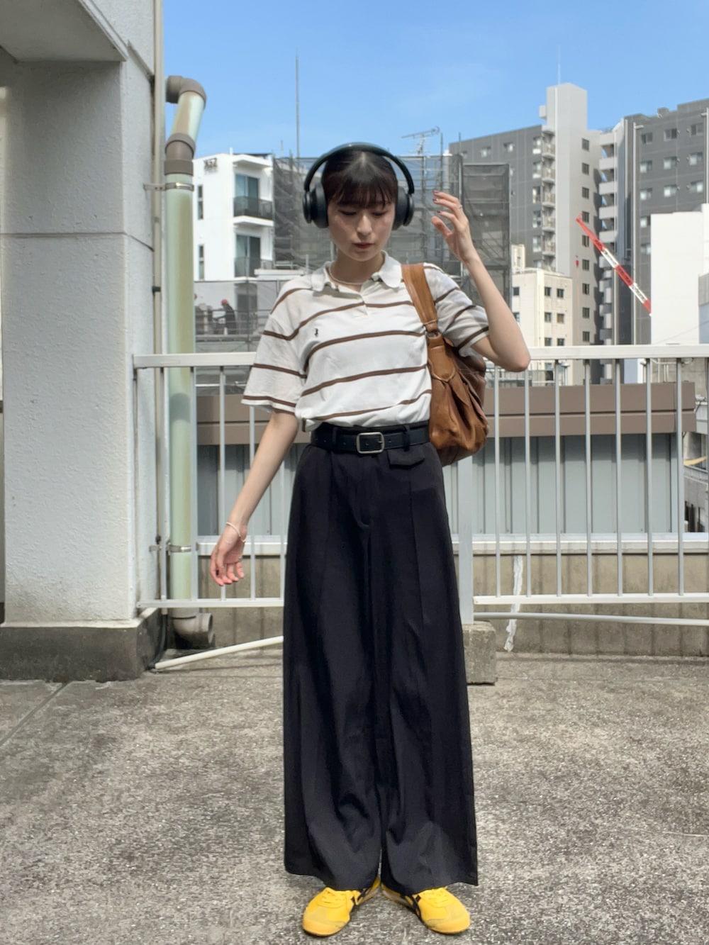 「秋コーデ、ポロシャツ、大人女子、パンツスタイル、秋カラー、スラックス、シティーガール、カジュアル、シンプルスタイル、オニツカタイガー、ラルフローレン、古着MIX、ハンドバッグ、ストライプ、いいね、save、フォローお願いします🤑」｜「POLO RALPH LAURENのアイテム（ポロシャツ、ブラウン系）」を使った、manaさん（レディース・166cm）の秋コーディネートの2枚目の写真