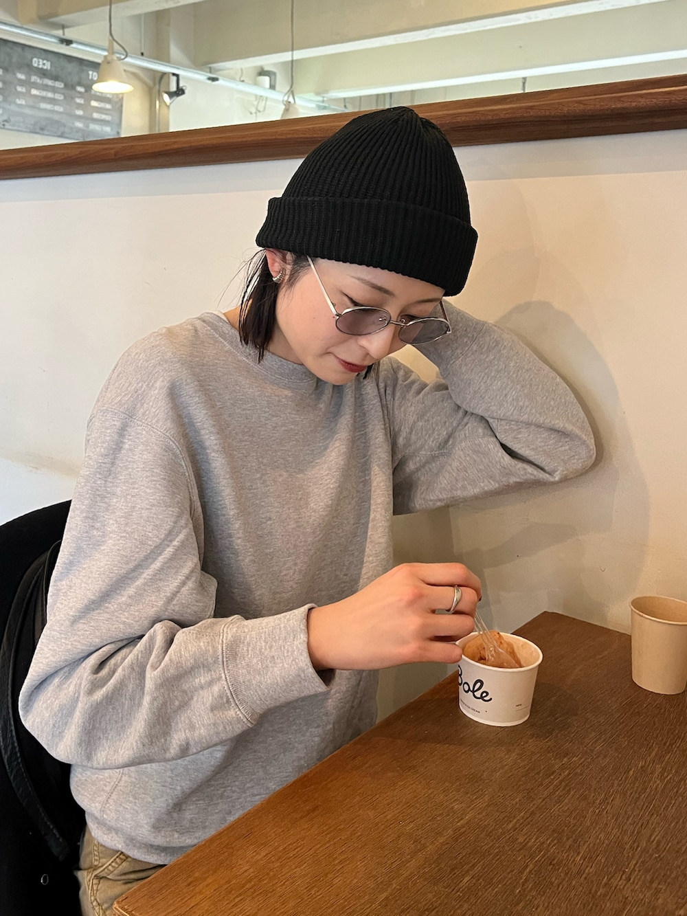 「真冬のあったかスタイル、ビーニー、サングラス、スタジャン、ニット帽、カーゴデニム、カジュアル、スウェット、メンズライク、古着MIX、スウェットシャツ、プチプラ、冬アウター、ストリートカジュアル、レザージャケット」｜「GAPのローライズ カーゴ バギーカーキパンツ（カーゴパンツ、ブラウン系）」を使った、manaさん（骨格ナチュラル・レディース・166cm）の冬コーディネートの3枚目の写真