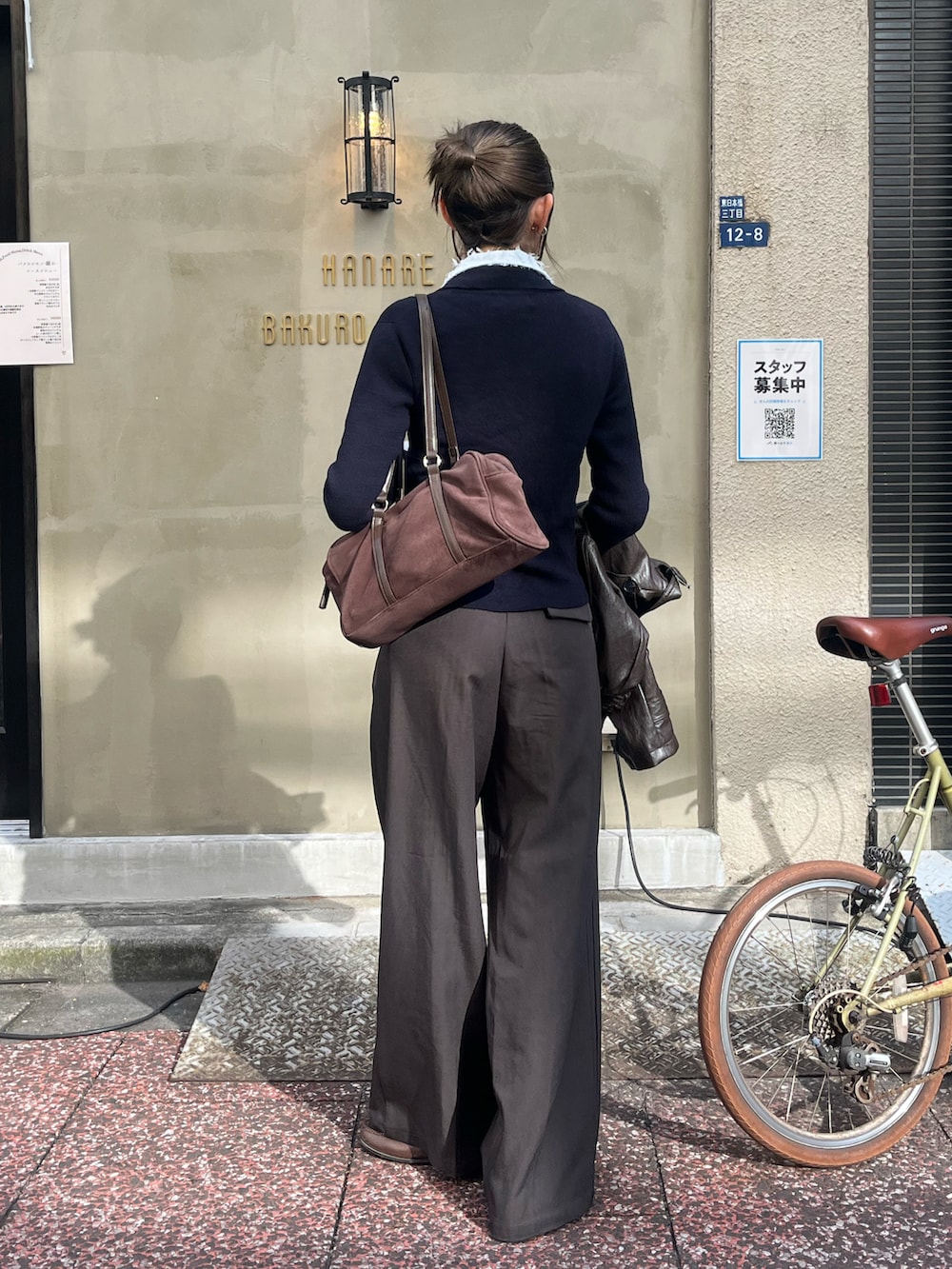 グレー系のスラックス、ブルー系のシャツ/ブラウス、ブルー系のカーディガン/ボレロを着用したレディースの秋コーディネートの2枚目の写真