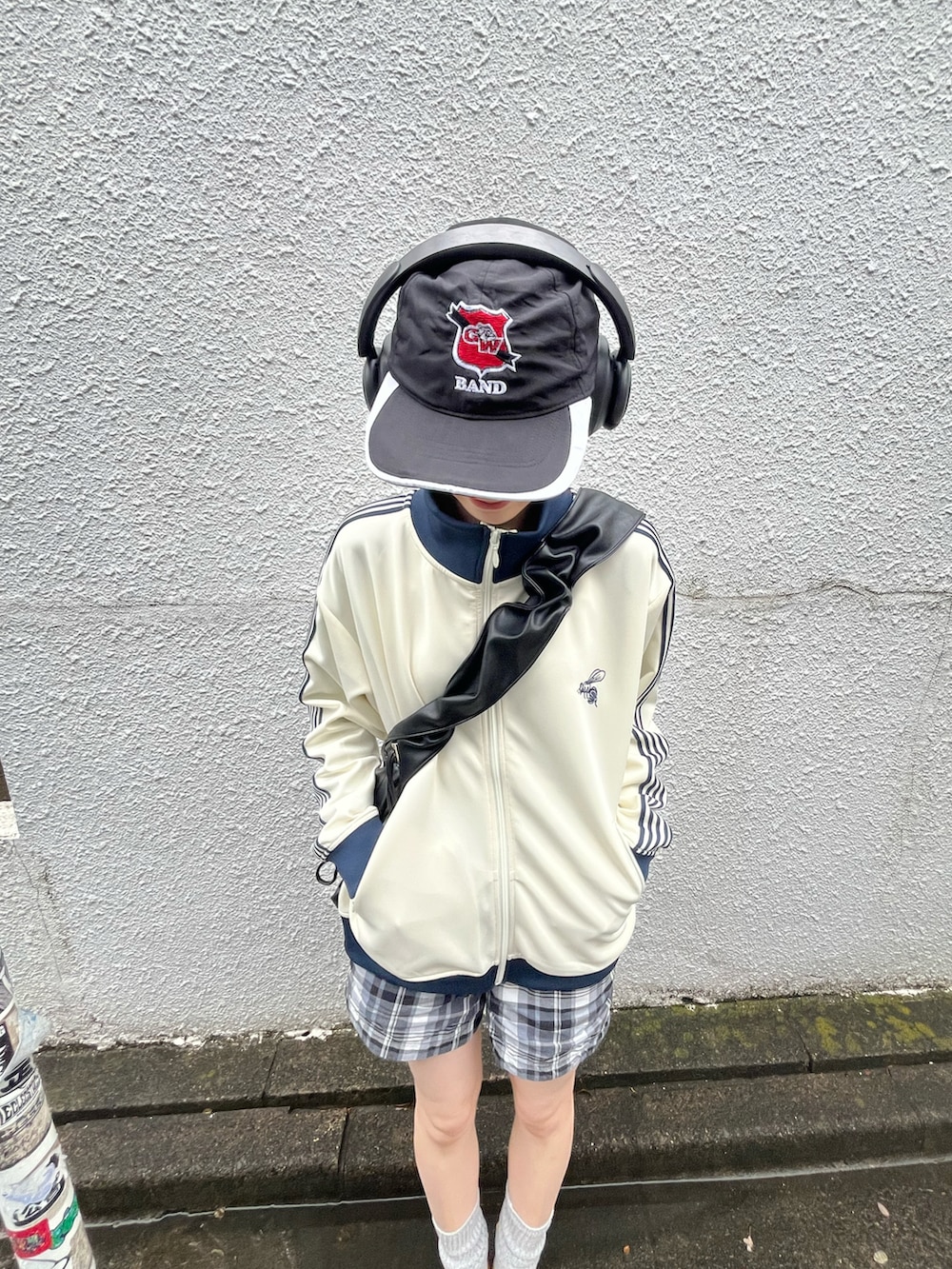「最近のいい感じコーデ、古着MIX、シティーガール、トラックジャケット、チェックパンツ、春コーデ、差し色コーデ、キャップ、ヘッドホン、カジュアル、メンズライク、ショートパンツ、古着、カジュアルコーデ」｜「Onitsuka TigerのMEXICO 66 / メキシコ 66（スニーカー、イエロー系）」を使った、manaさん（骨格ナチュラル・レディース・166cm）の春コーディネートの2枚目の写真