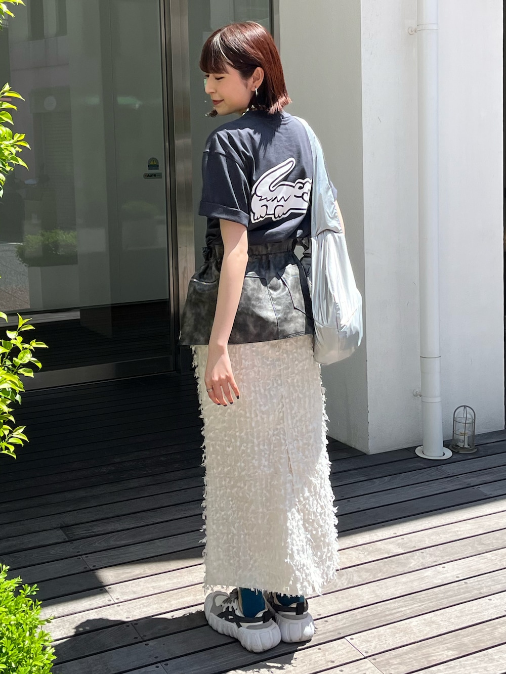 「最近のいい感じコーデ、レイヤードコーデ、LACOSTE、Tシャツ、PR、春コーデ、夏コーデ、ボディバッグ、ロングスカート、シャギースカート、個性派、カジュアルコーデ、ラコステ」｜「Onitsuka TigerのDENTIGRE LS / デンティグレ エルエス（スニーカー、ホワイト系）」を使った、manaさん（骨格ナチュラル・レディース・166cm）の春コーディネートの2枚目の写真