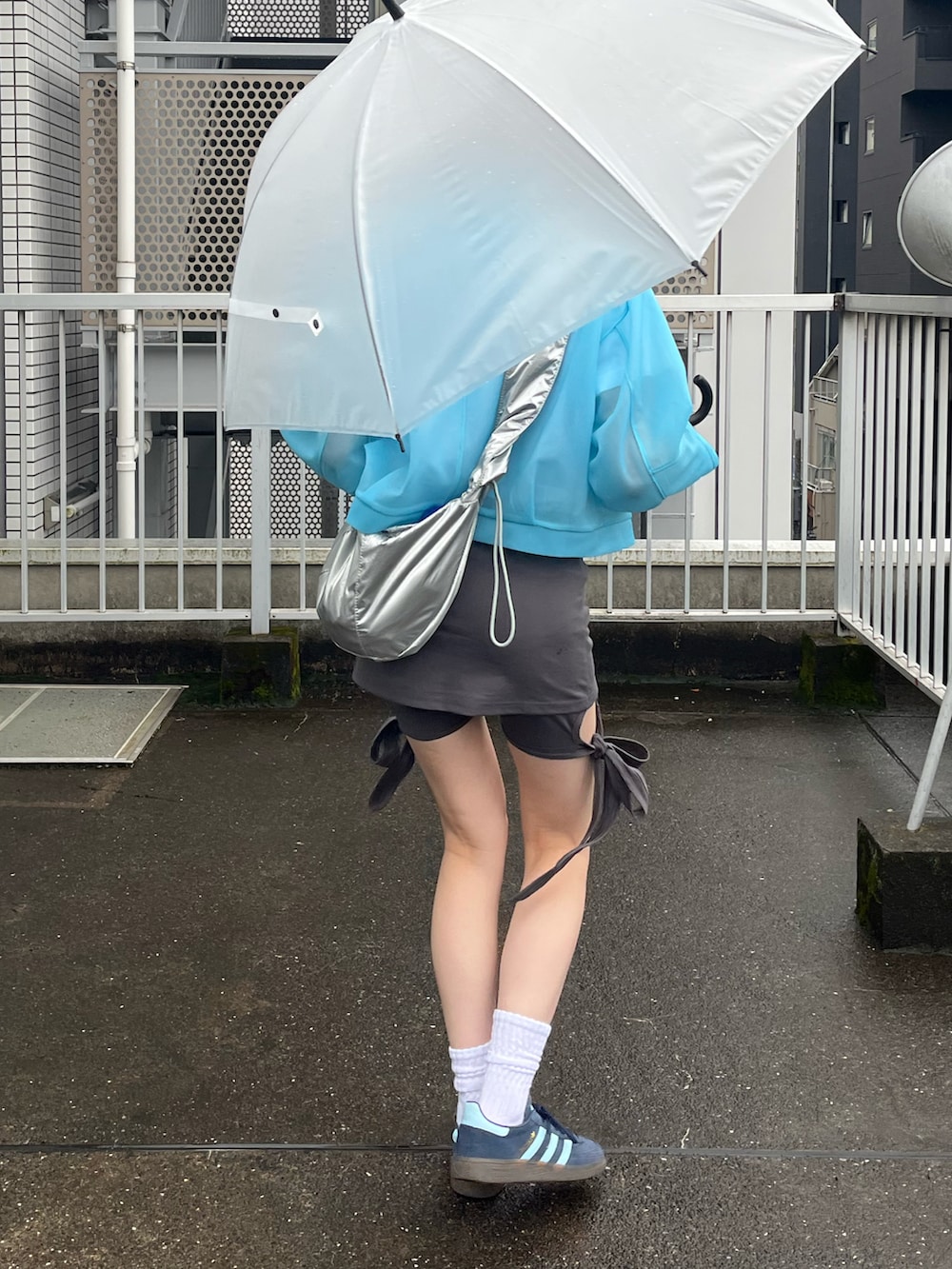 「白Tシャツ、雨の日コーデ、梅雨コーデ、レギンススカート、レイヤードスタイル、パーカー、ダンボールパーカー、差し色コーデ、青、春夏コーデ、個性派、ロゴT、ミニスカート、カジュアル」｜「no brandのアイテム（スカート、グレー系）」を使った、manaさん（骨格ナチュラル・レディース・166cm）の夏コーディネートの2枚目の写真