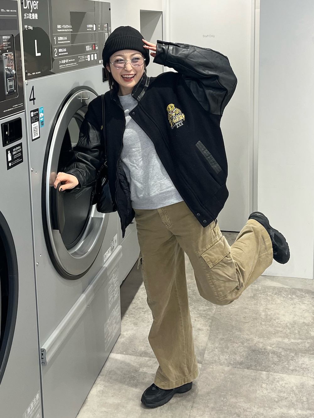 「真冬のあったかスタイル、ビーニー、サングラス、スタジャン、ニット帽、カーゴデニム、カジュアル、スウェット、メンズライク、古着MIX、スウェットシャツ、プチプラ、冬アウター、ストリートカジュアル、レザージャケット」｜「GAPのローライズ カーゴ バギーカーキパンツ（カーゴパンツ、ブラウン系）」を使った、manaさん（骨格ナチュラル・レディース・166cm）の冬コーディネートの2枚目の写真
