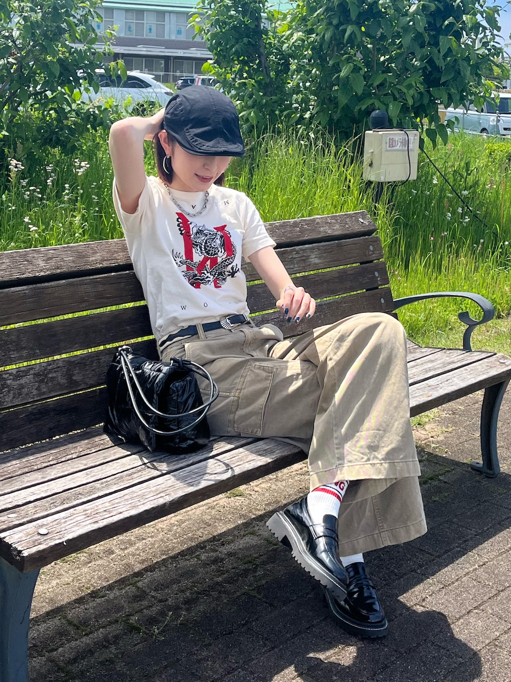 「カーゴデニム、ハンチング、Tシャツ、ロゴT、夏コーデ、シンフルコーデ、ローファー、プチプラ、古着MIX、やっぱり帽子が好き」｜「GAPのローライズ カーゴ バギーカーキパンツ（カーゴパンツ、ブラウン系）」を使った、manaさん（骨格ナチュラル・レディース・166cm）の春コーディネートの2枚目の写真