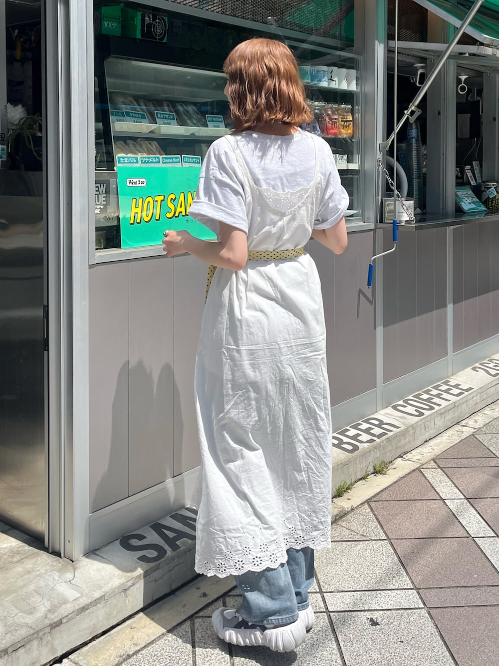 「レイヤードスタイル、ワンピース、白Tシャツ、ネクタイ、ネクタイコーデ、オニツカタイガー、ワントーンコーデ、差し色コーデ、ドッド、夏コーデ、春夏コーデ、古着MIX、古着Tシャツ、プチプラコーデ、デニムパンツ」｜「Onitsuka TigerのDENTIGRE LS / デンティグレ エルエス（スニーカー、ホワイト系）」を使った、manaさん（骨格ナチュラル・レディース・166cm）の春コーディネートの2枚目の写真