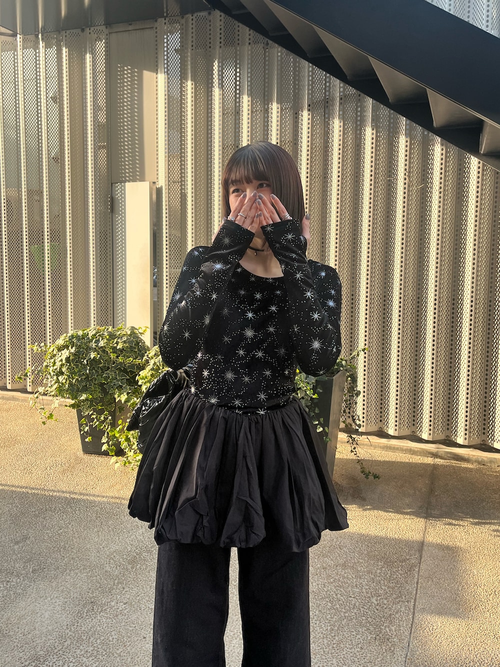 「今日のコーデ、バルーンスカート、チュニック、テーラードジャケット、パンプス、シルバーパンプス、キレイめ、バレエコア、モノトーン、春コーデ、オトナカワイイ、デニムパンツ、春アウター、チョーカー」｜「ZARAのアイテム（デニムパンツ、ブルー系）」を使った、manaさん（骨格ナチュラル・レディース・166cm）の春コーディネートの2枚目の写真