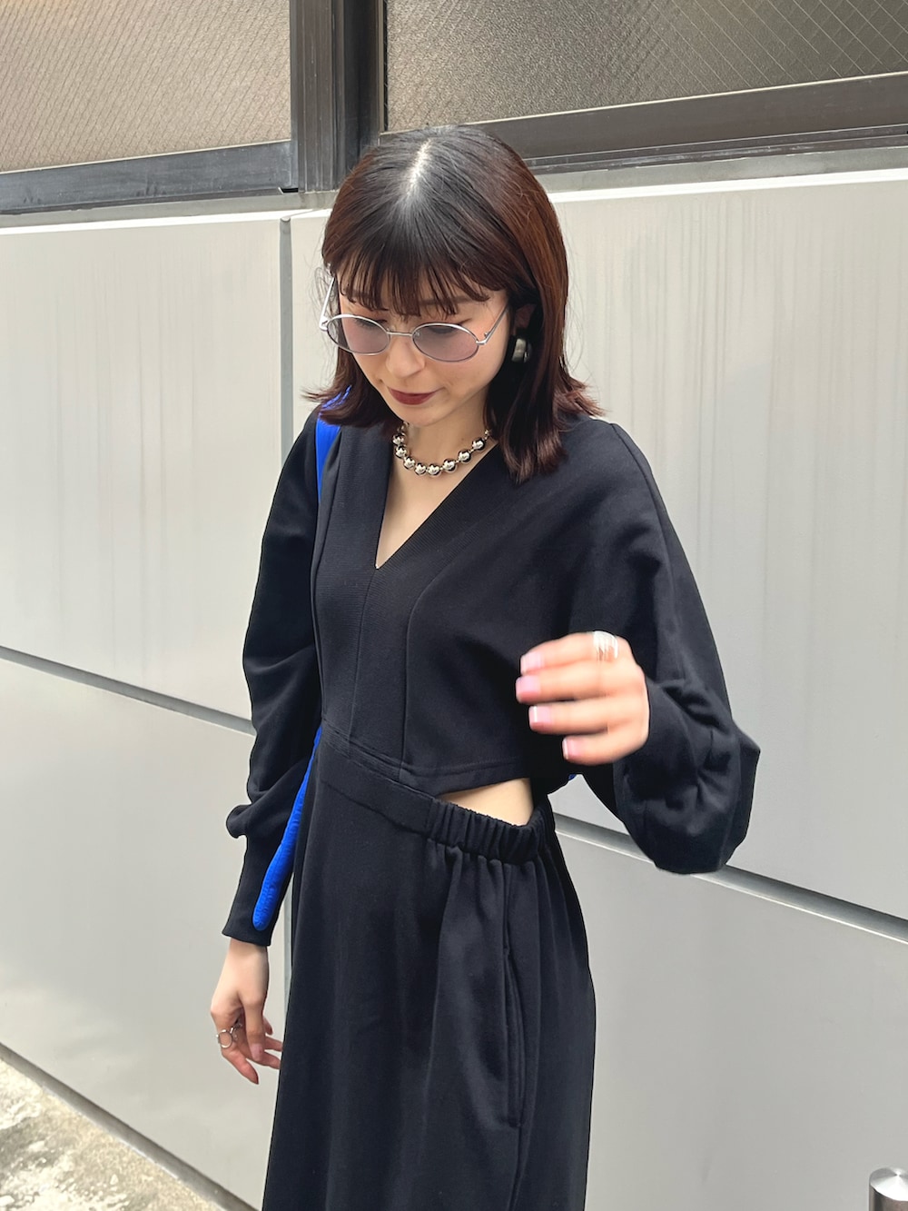 「ワンピース、春コーデ、サングラス、スリットワンピース、ローファー、差し色コーデ、差し色（青）、青、デートコーデ、キレイめ、キレイめモード」｜「Kotoeのフリーストラップ ギャザーショルダーバッグ（ショルダーバッグ、ブルー系）」を使った、manaさん（骨格ナチュラル・レディース・166cm）の春コーディネートの2枚目の写真