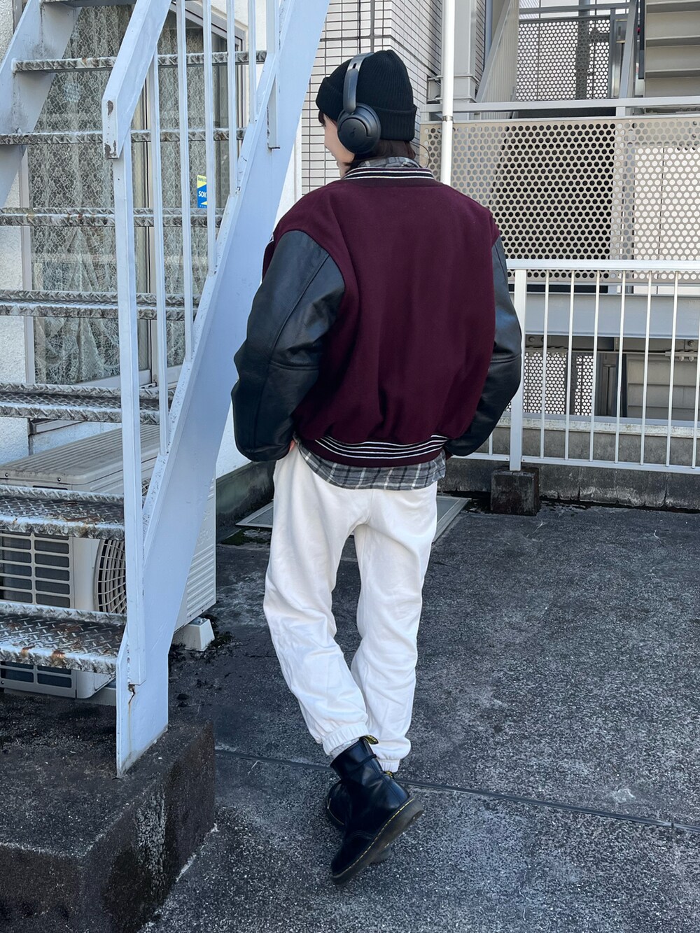 「レイヤードスタイル、スタジャン、ビーニー、ニット帽、チェックシャツ、ストリートMIX、ストリートカジュアル、ブーツ、ドクターマーチン、スウェット、スウェットパンツ、オトナカジュアル、スウェットシャツ、プチプラ、古着MIX」｜「GUのアイテム（スウェットパンツ、ホワイト系）」を使った、manaさん（骨格ナチュラル・レディース・166cm）の冬コーディネートの2枚目の写真