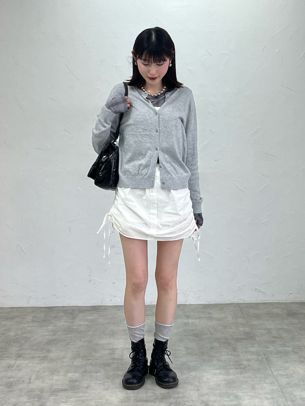 「チェック、オトナガーリー、ブーツ、甘辛mix、カーディガン、UNIQLO、キャミワンピ、ドクターマーチン、春コーデ、ミニワンピ」｜「Dr. MartensのDr.Martens （ドクターマーチン） / 8ホールブーツ 1460 8EYE BOOT 11822006（ブーツ、ブラック系）」を使った、manaさん（骨格ナチュラル・レディース・166cm）の春コーディネートの2枚目の写真